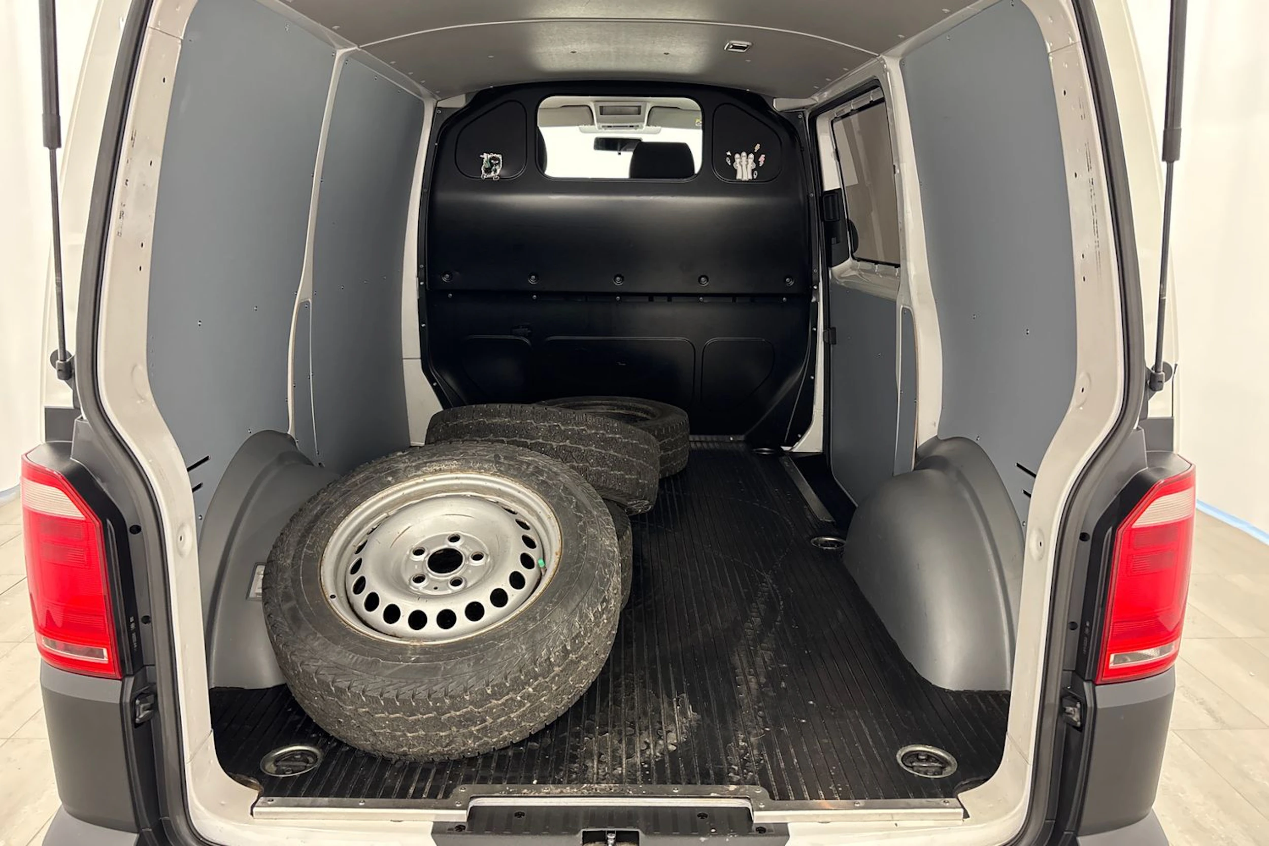 valkoinen Volkswagen Transporter 2019 kuva 23.
