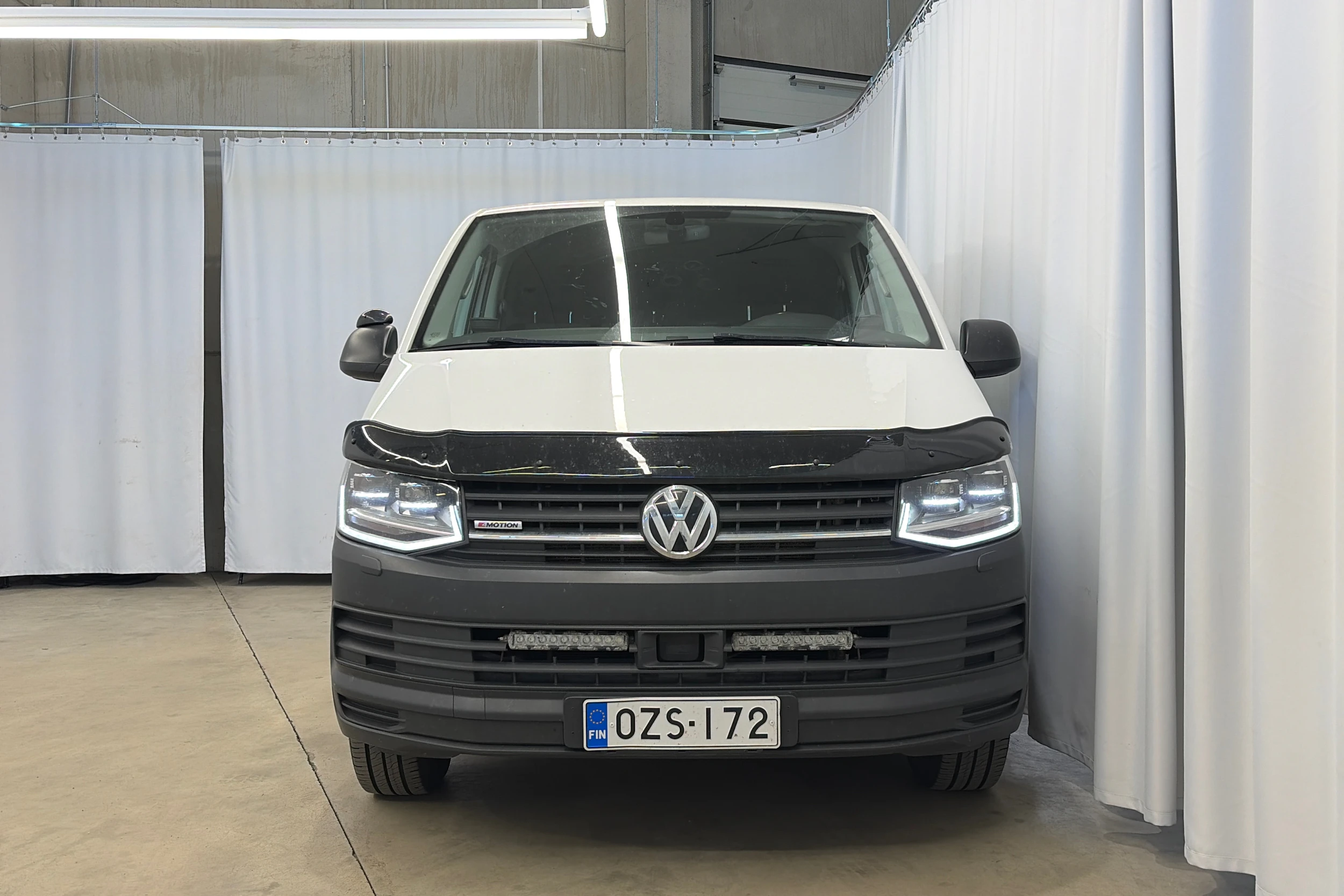 valkoinen Volkswagen Transporter 2019 kuva 4.