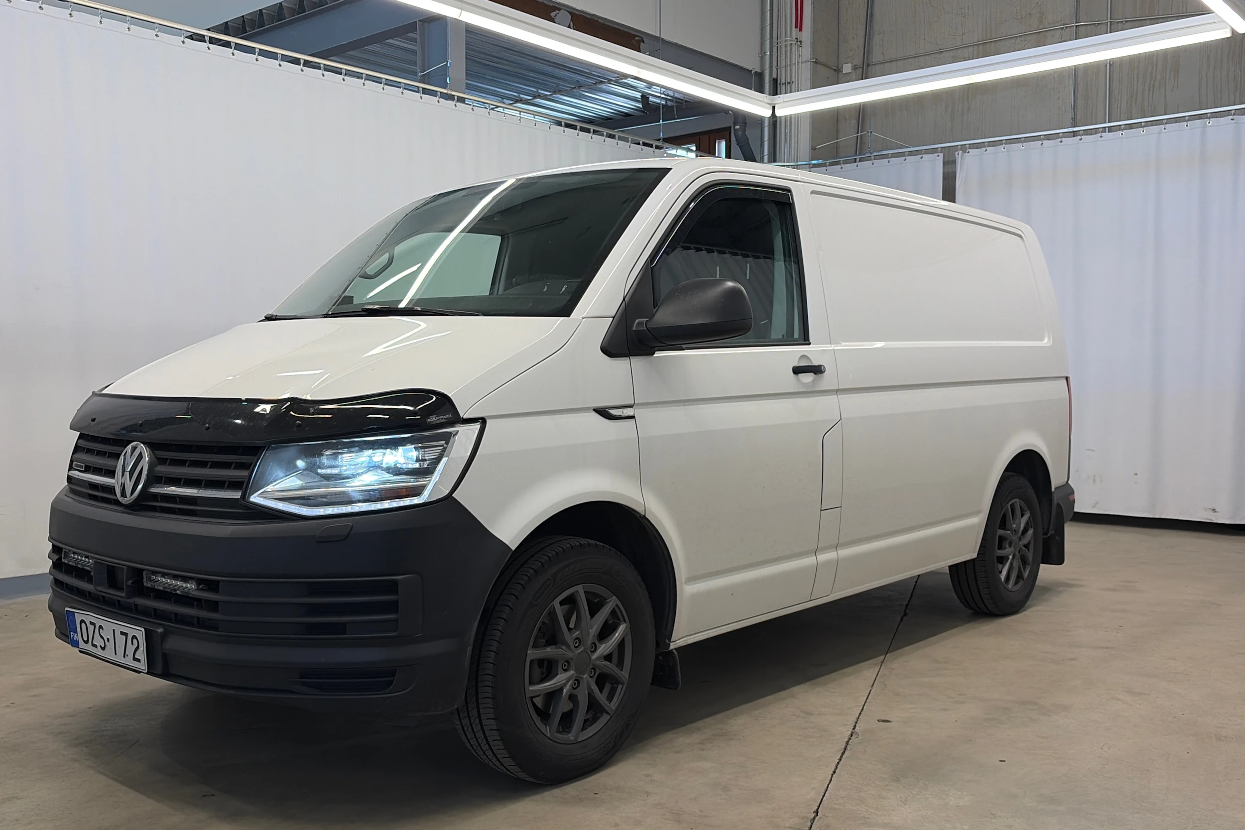 valkoinen Volkswagen Transporter 2019 kuva 5.