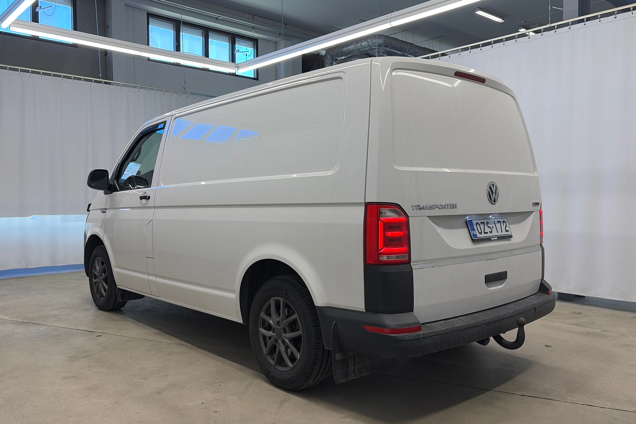 valkoinen Volkswagen Transporter 2019 kuva 6.