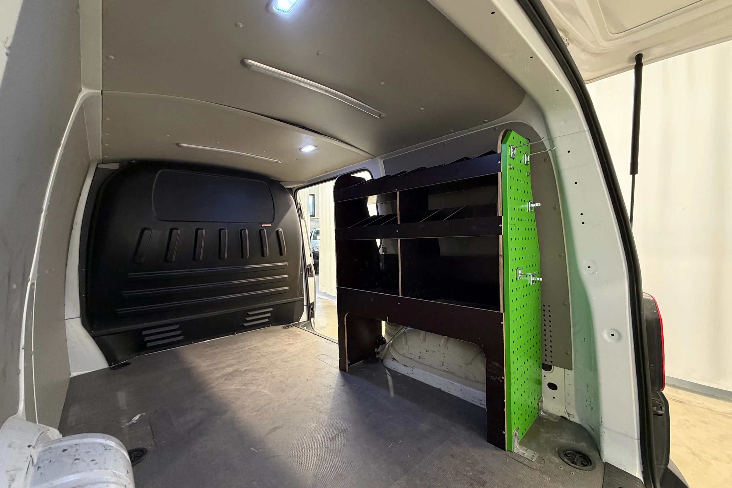valkoinen Volkswagen Transporter 2019 kuva 9.