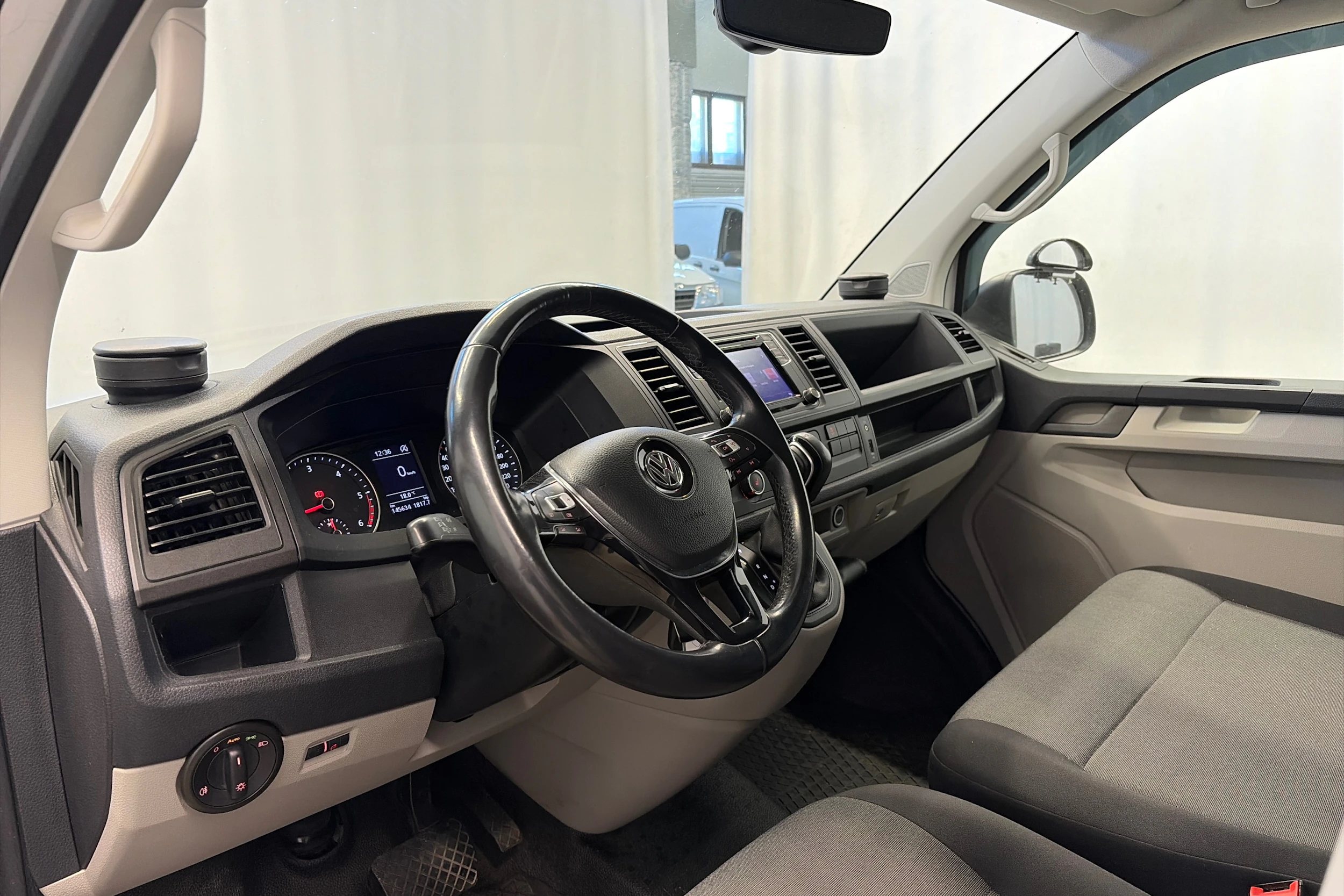 valkoinen Volkswagen Transporter 2019 kuva 10.