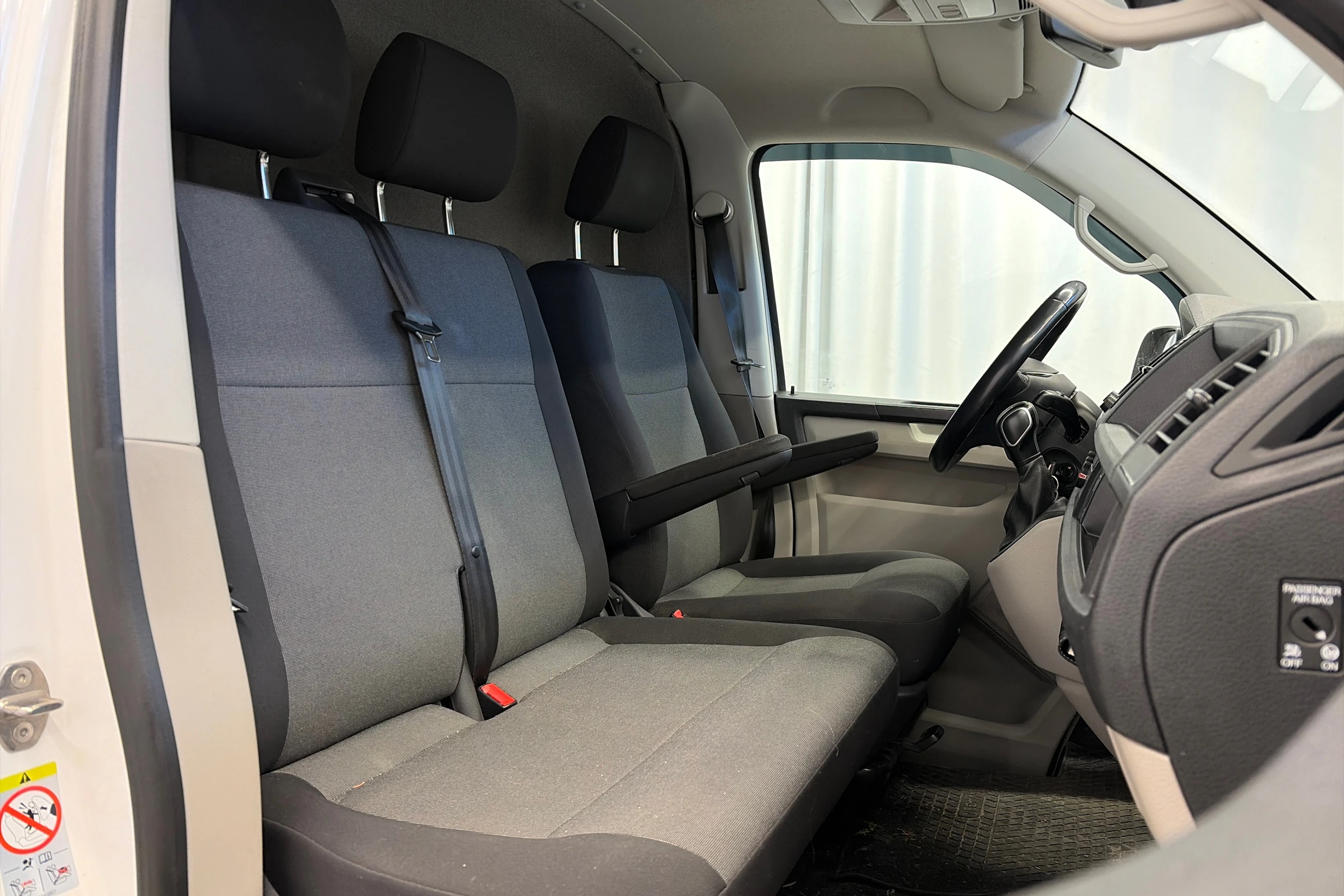 valkoinen Volkswagen Transporter 2019 kuva 11.