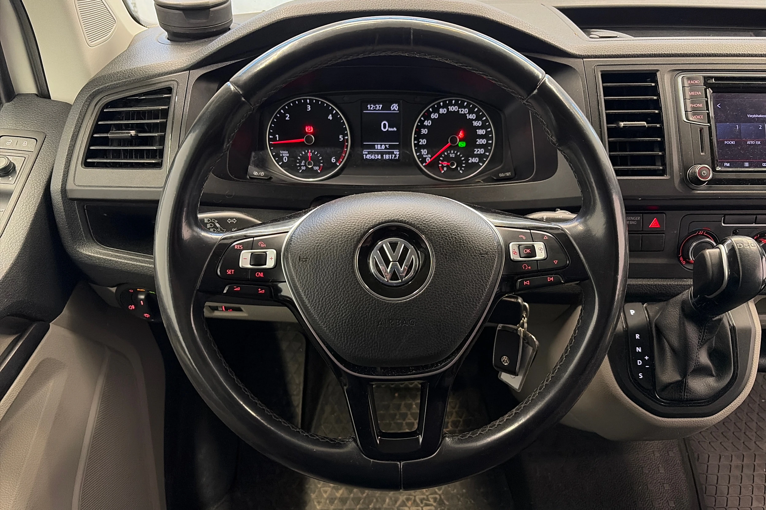 valkoinen Volkswagen Transporter 2019 kuva 12.
