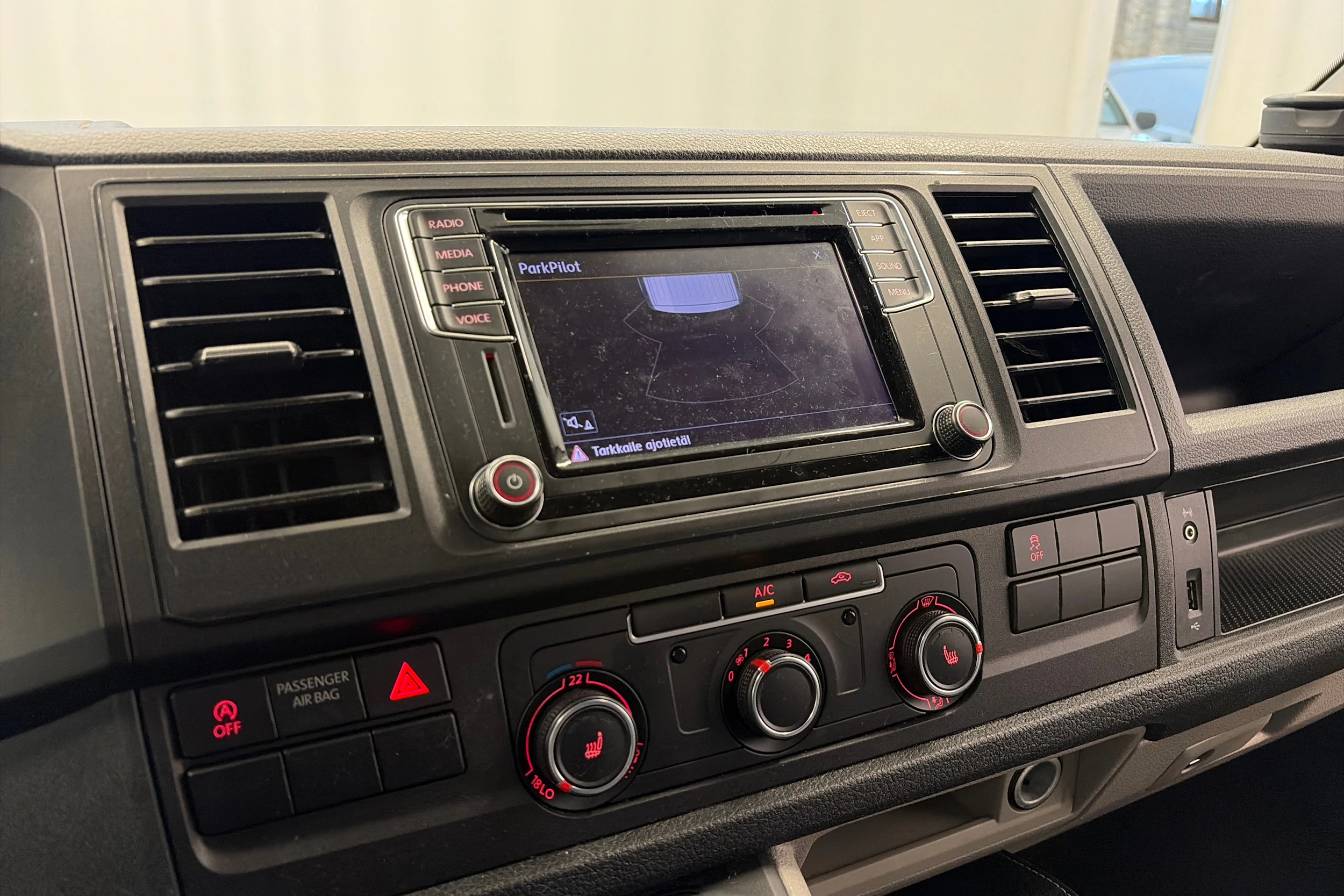 valkoinen Volkswagen Transporter 2019 kuva 13.