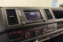 valkoinen Volkswagen Transporter 2019 kuva 13.