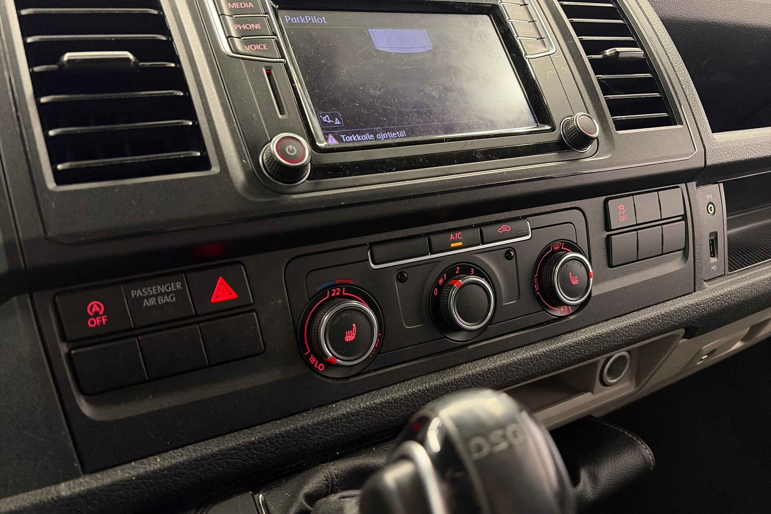 valkoinen Volkswagen Transporter 2019 kuva 14.