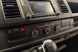 valkoinen Volkswagen Transporter 2019 kuva 14.