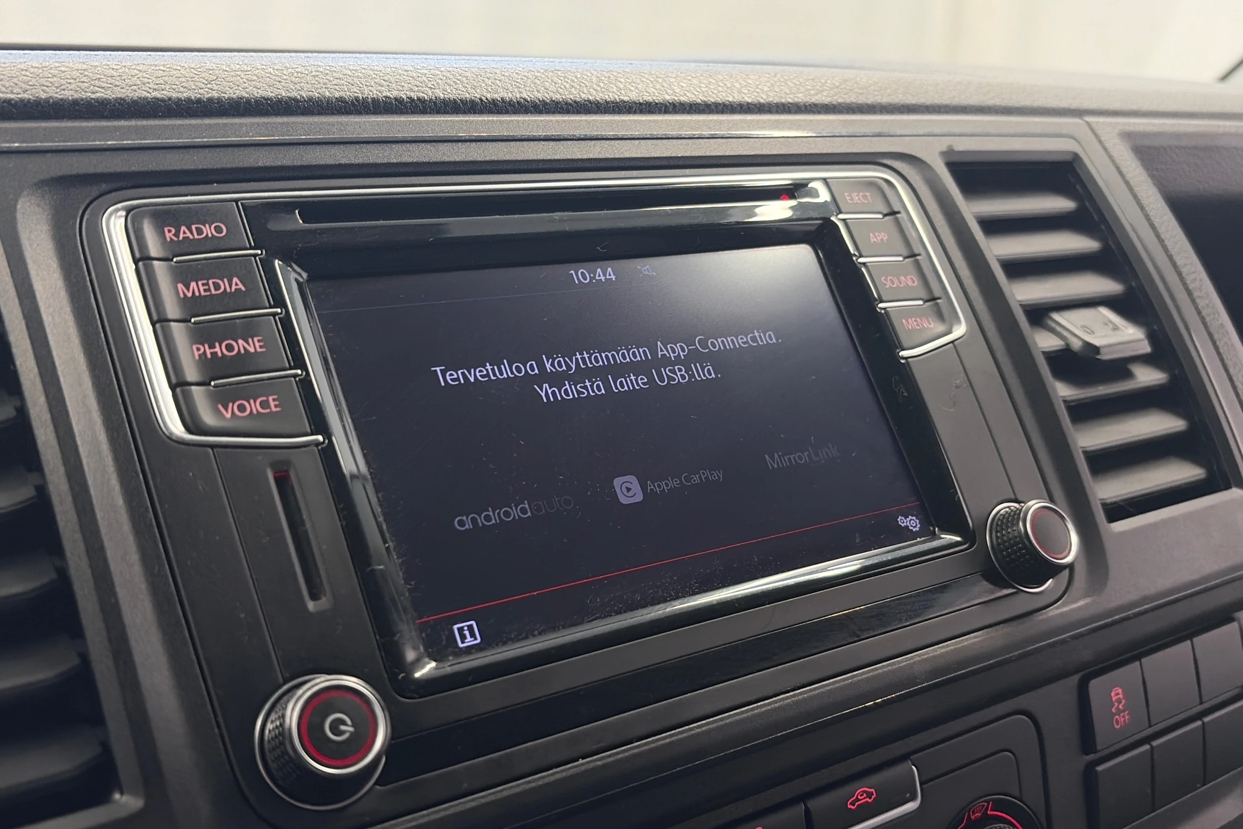 valkoinen Volkswagen Transporter 2019 kuva 19.