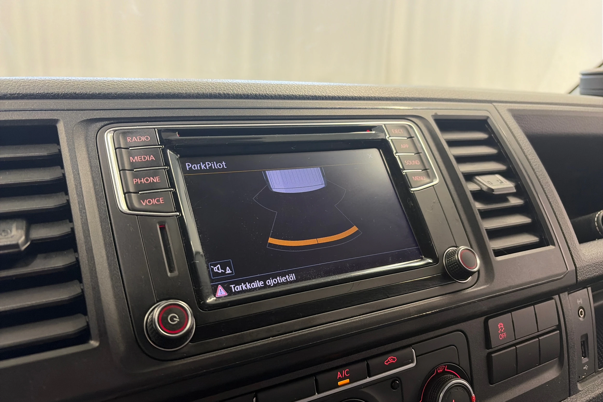 valkoinen Volkswagen Transporter 2019 kuva 20.