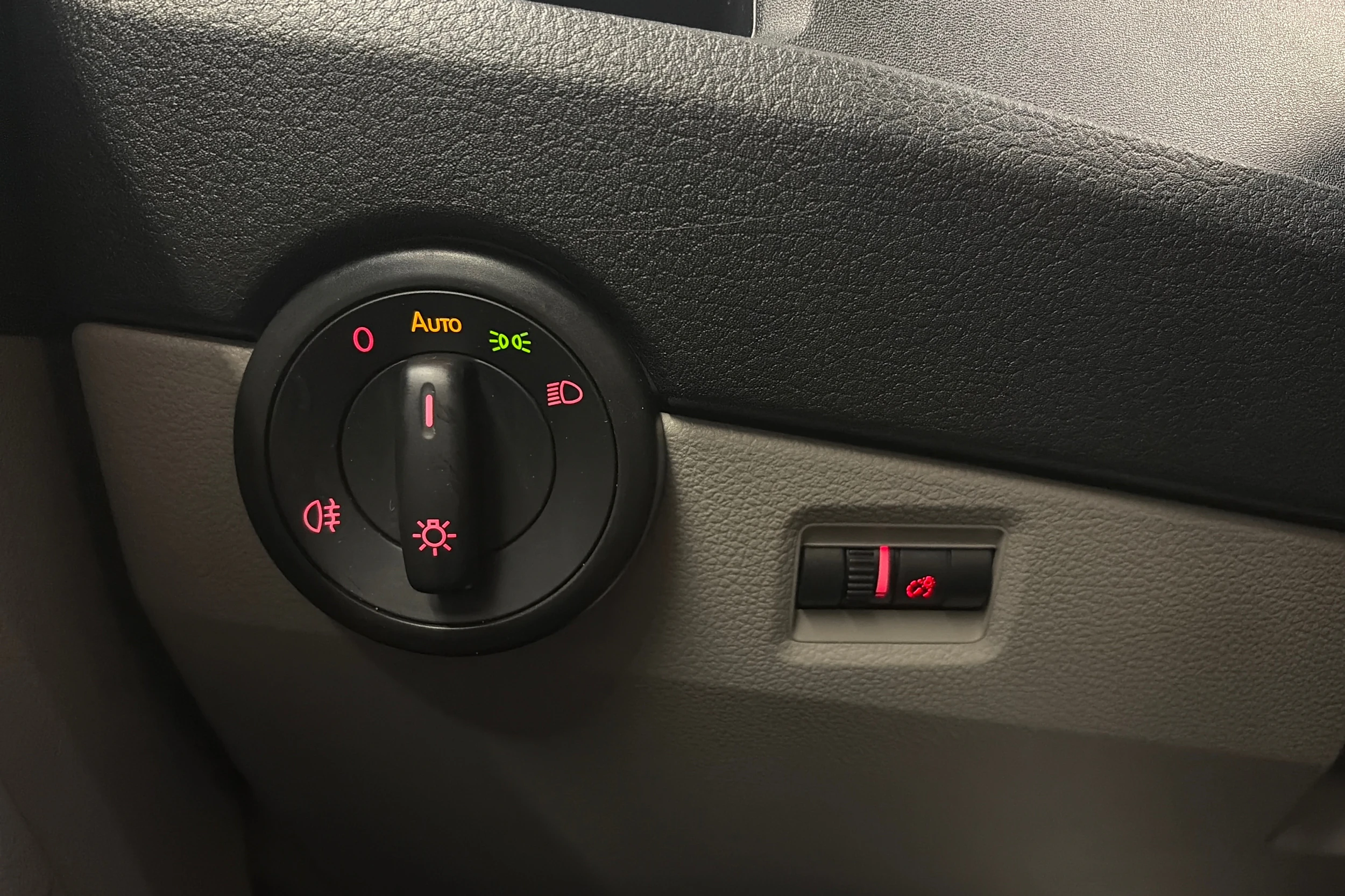 valkoinen Volkswagen Transporter 2019 kuva 22.