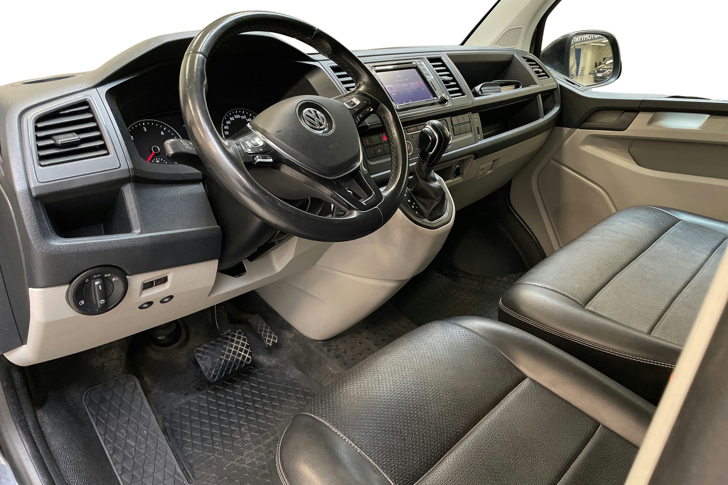 musta Volkswagen Transporter 2019 kuva 7.