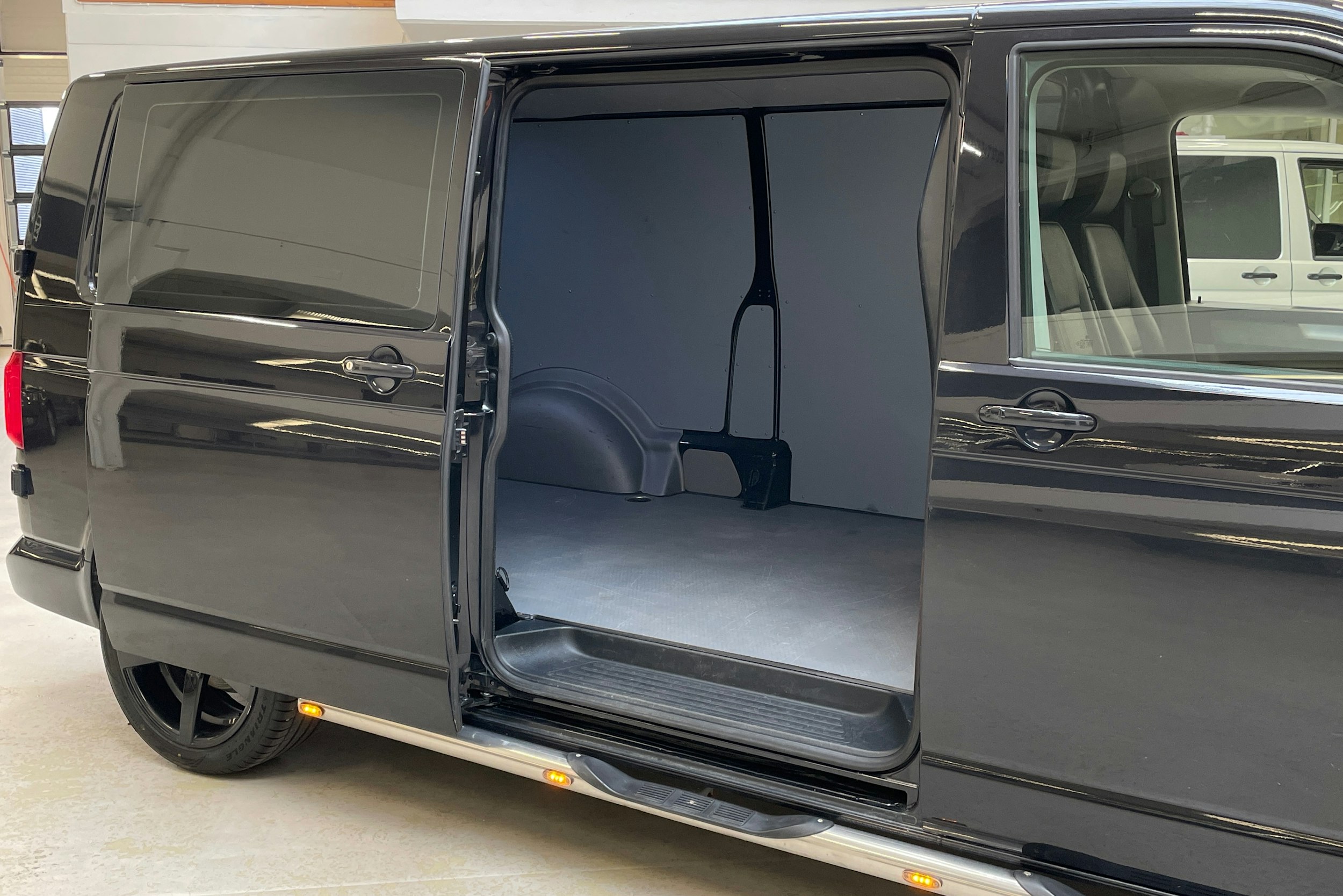 musta Volkswagen Transporter 2019 kuva 13.
