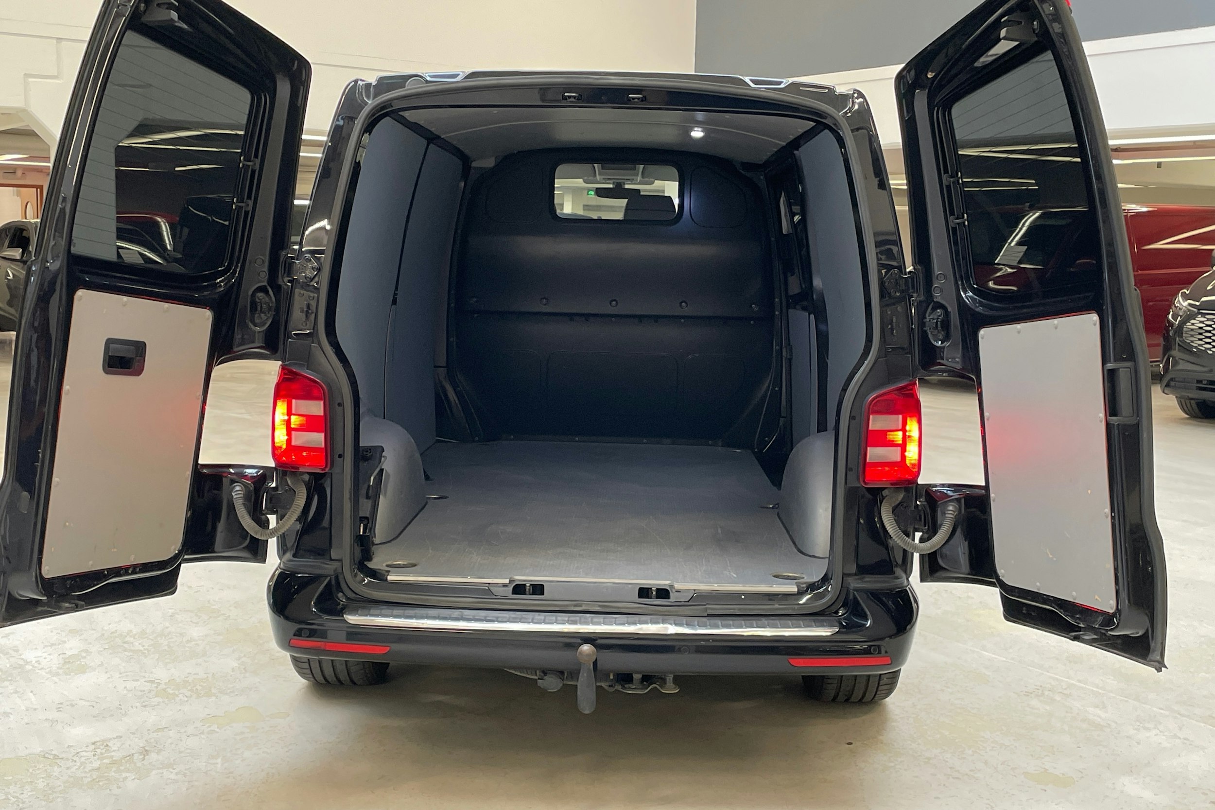 musta Volkswagen Transporter 2019 kuva 14.