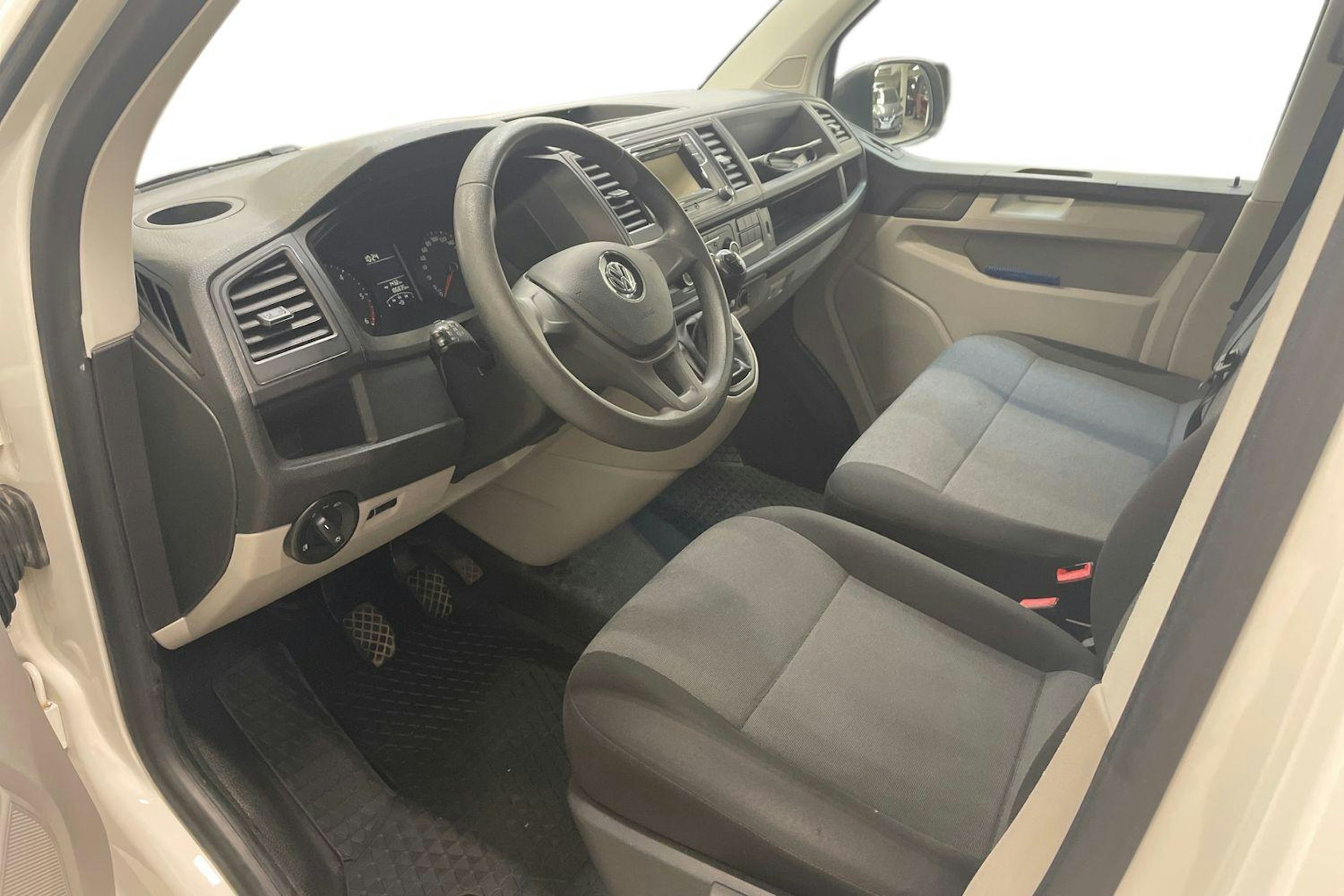 valkoinen Volkswagen Transporter 2019 kuva 7.
