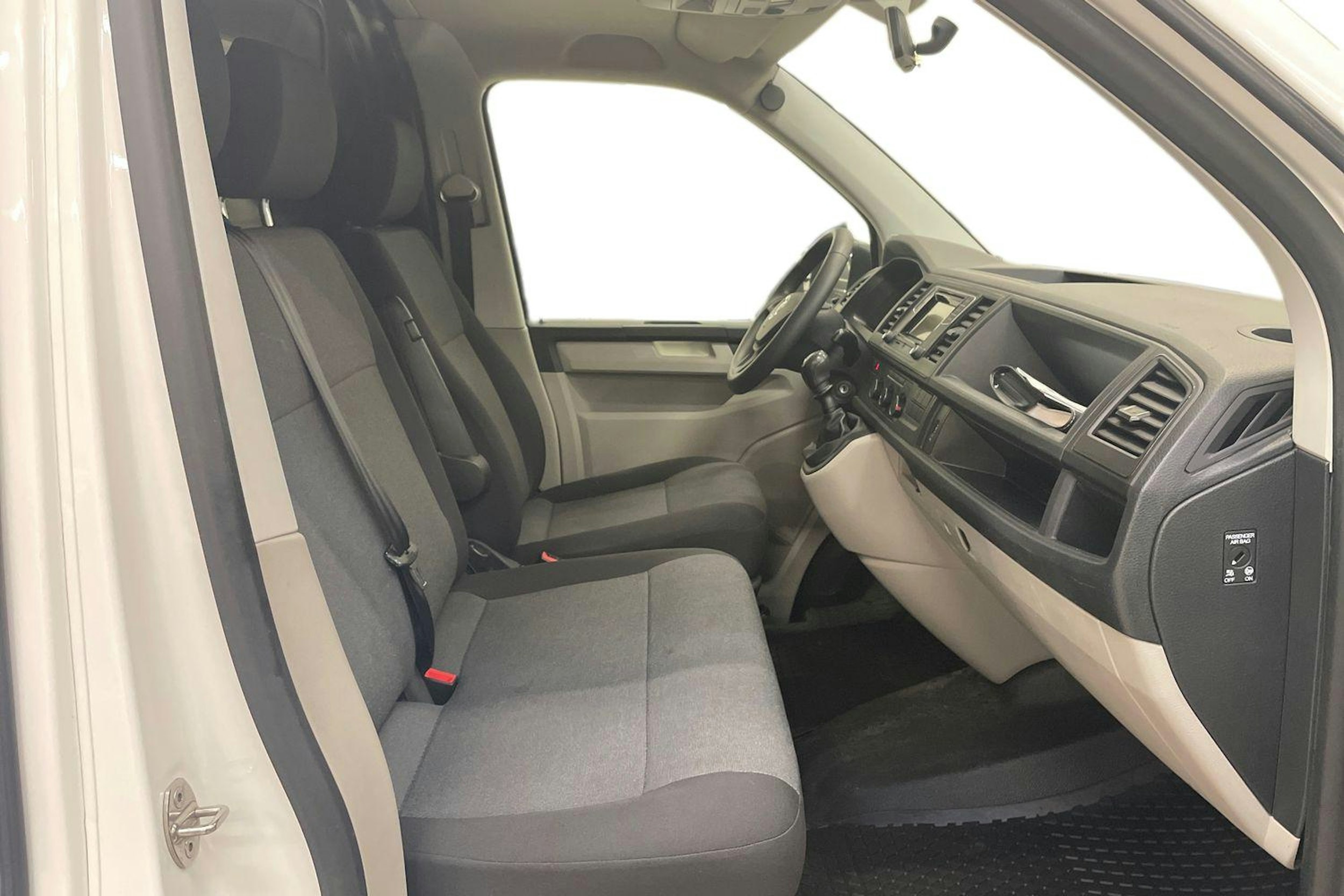 valkoinen Volkswagen Transporter 2019 kuva 10.