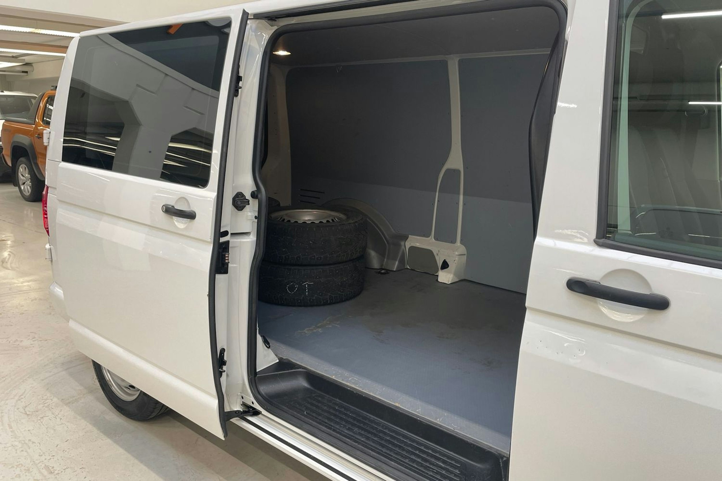 valkoinen Volkswagen Transporter 2019 kuva 13.