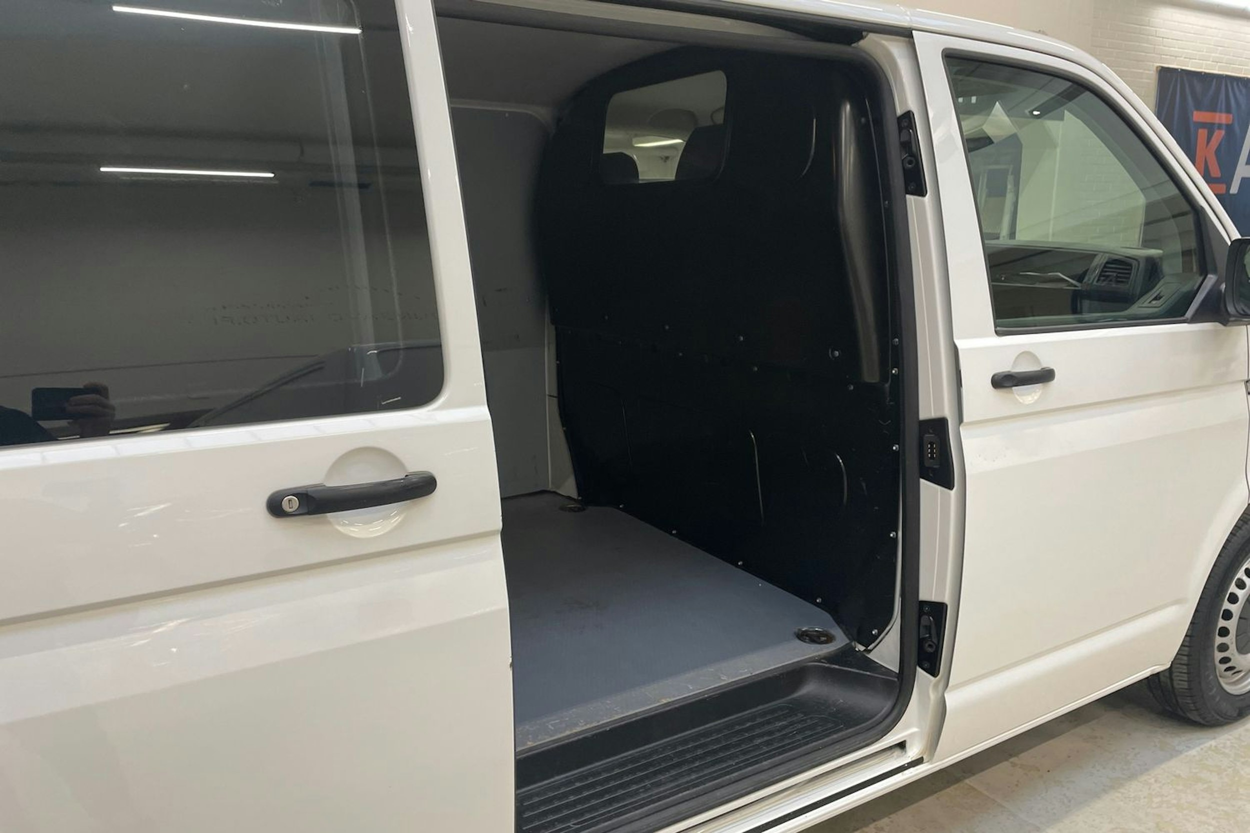valkoinen Volkswagen Transporter 2019 kuva 14.
