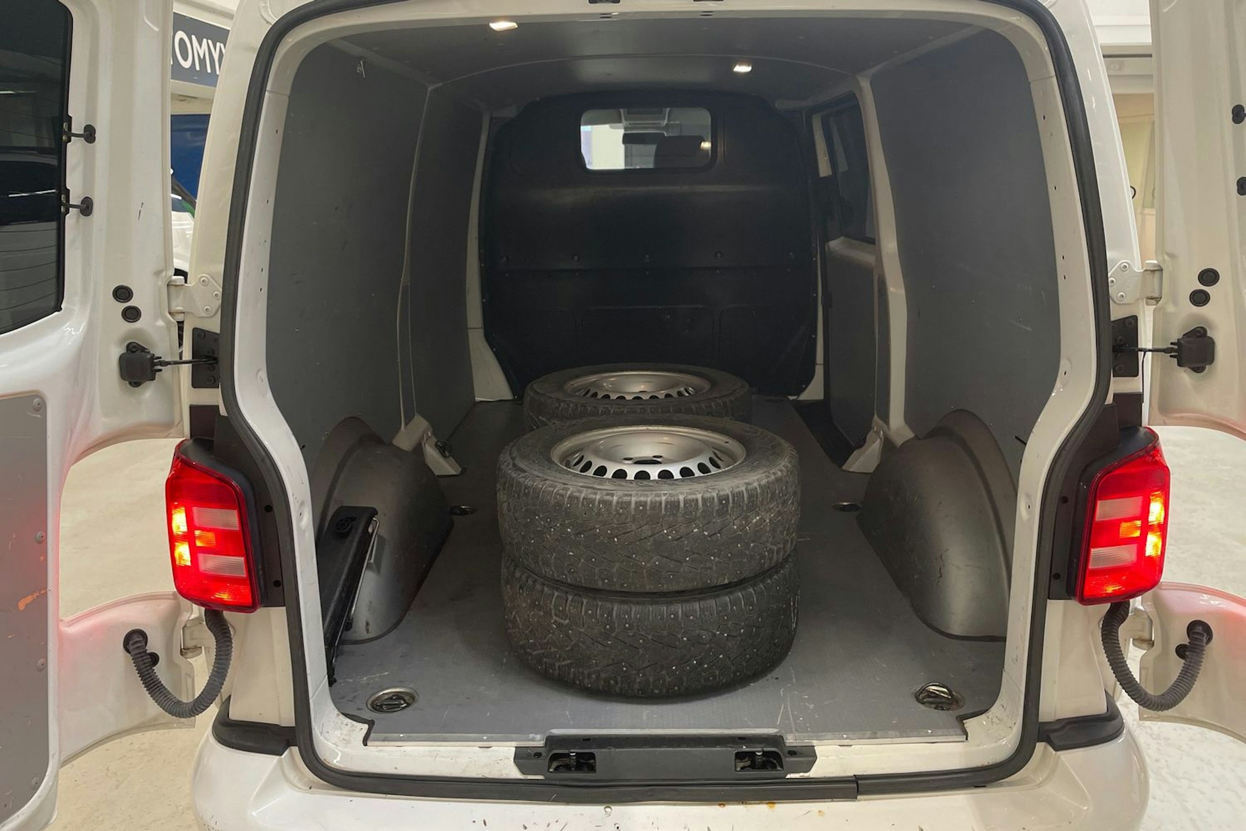 valkoinen Volkswagen Transporter 2019 kuva 15.