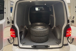 valkoinen Volkswagen Transporter 2019 kuva 15.