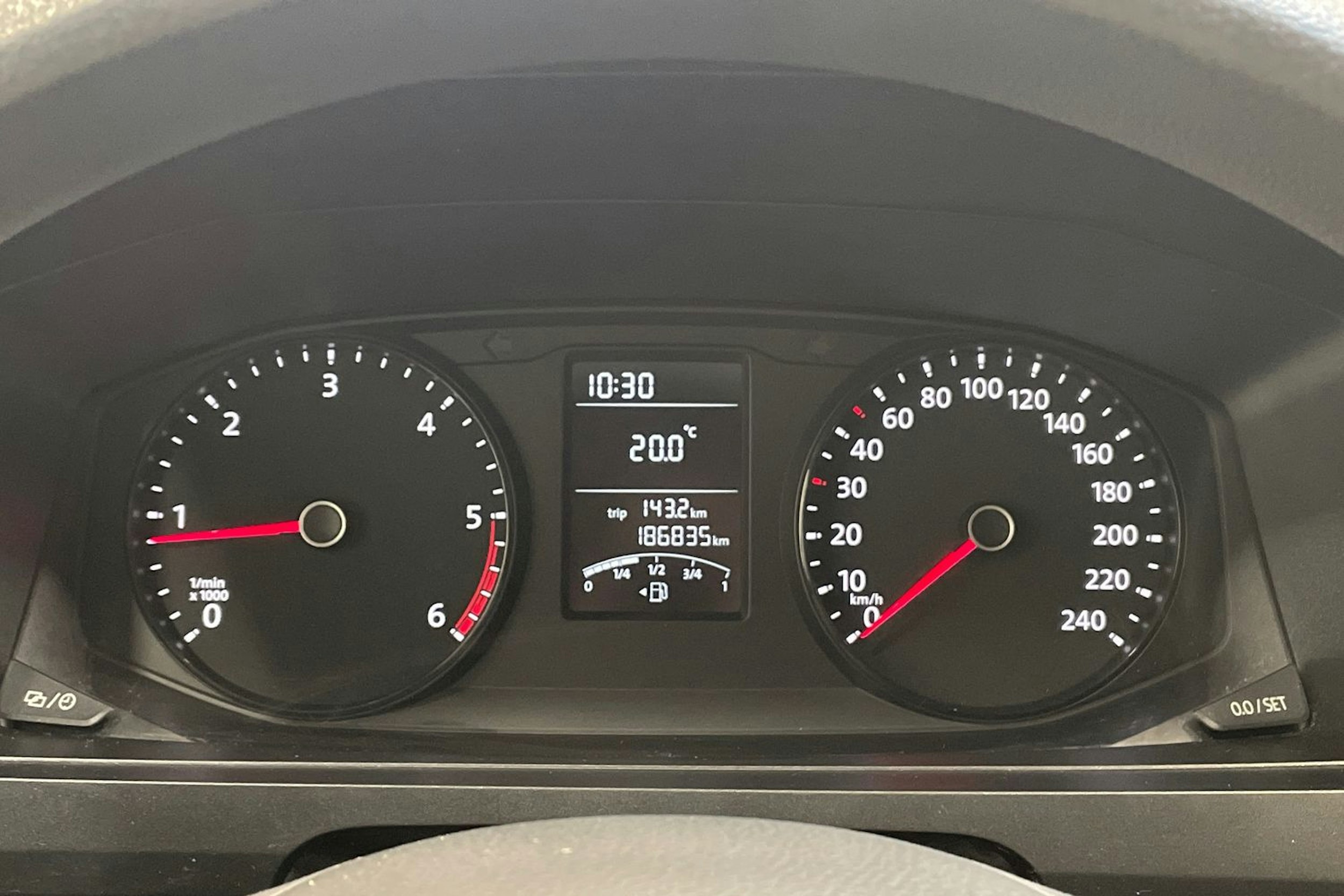 valkoinen Volkswagen Transporter 2019 kuva 16.