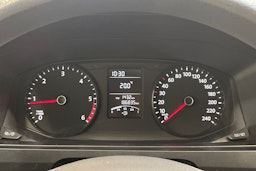 valkoinen Volkswagen Transporter 2019 kuva 16.