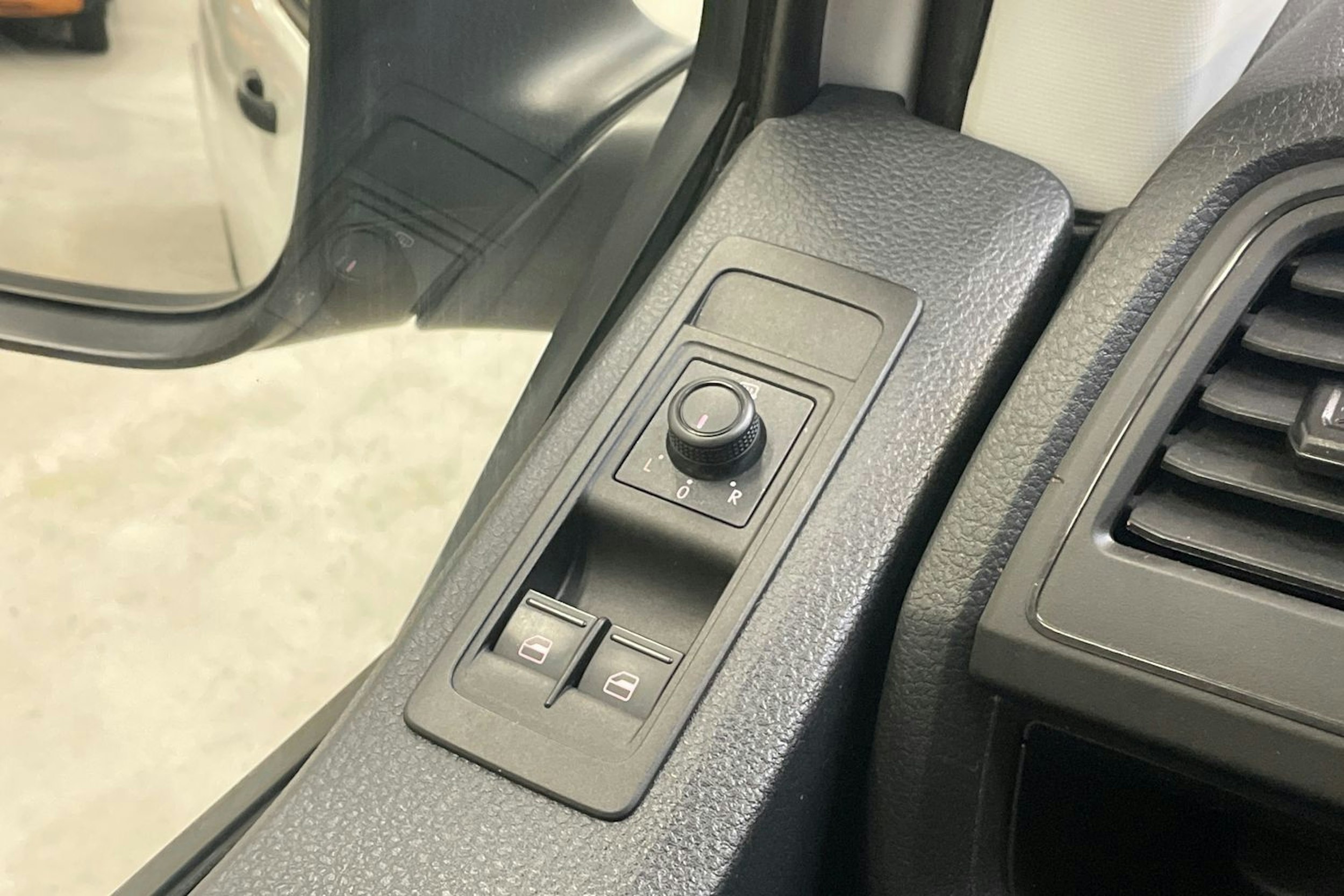 valkoinen Volkswagen Transporter 2019 kuva 17.