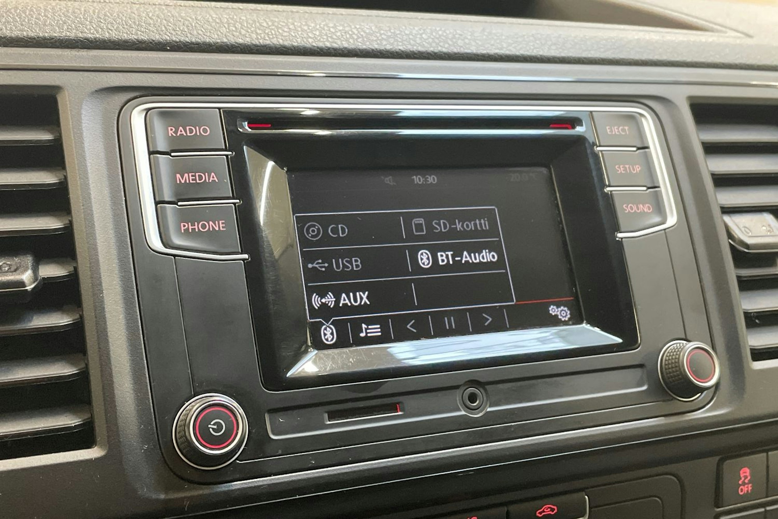 valkoinen Volkswagen Transporter 2019 kuva 18.
