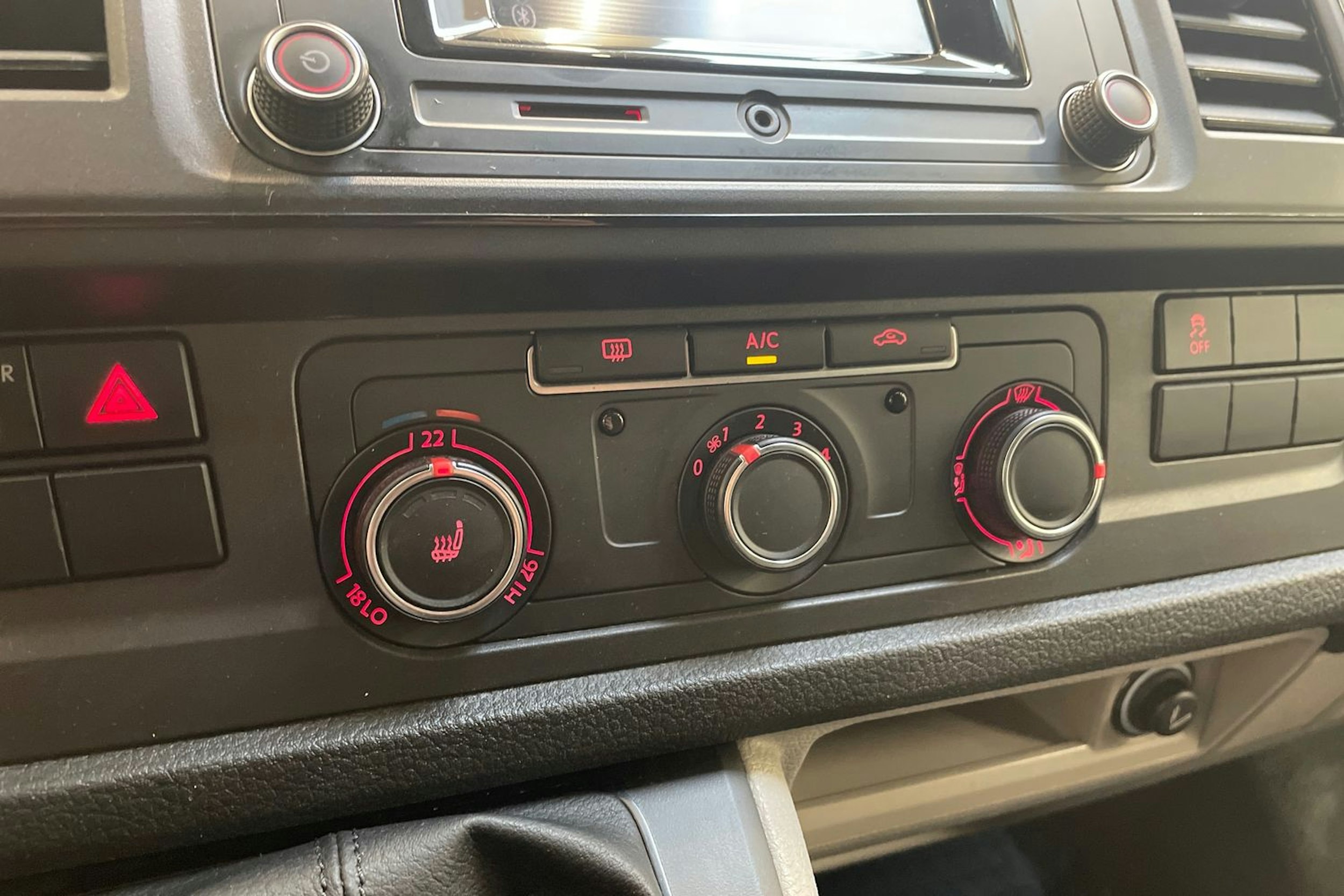 valkoinen Volkswagen Transporter 2019 kuva 19.