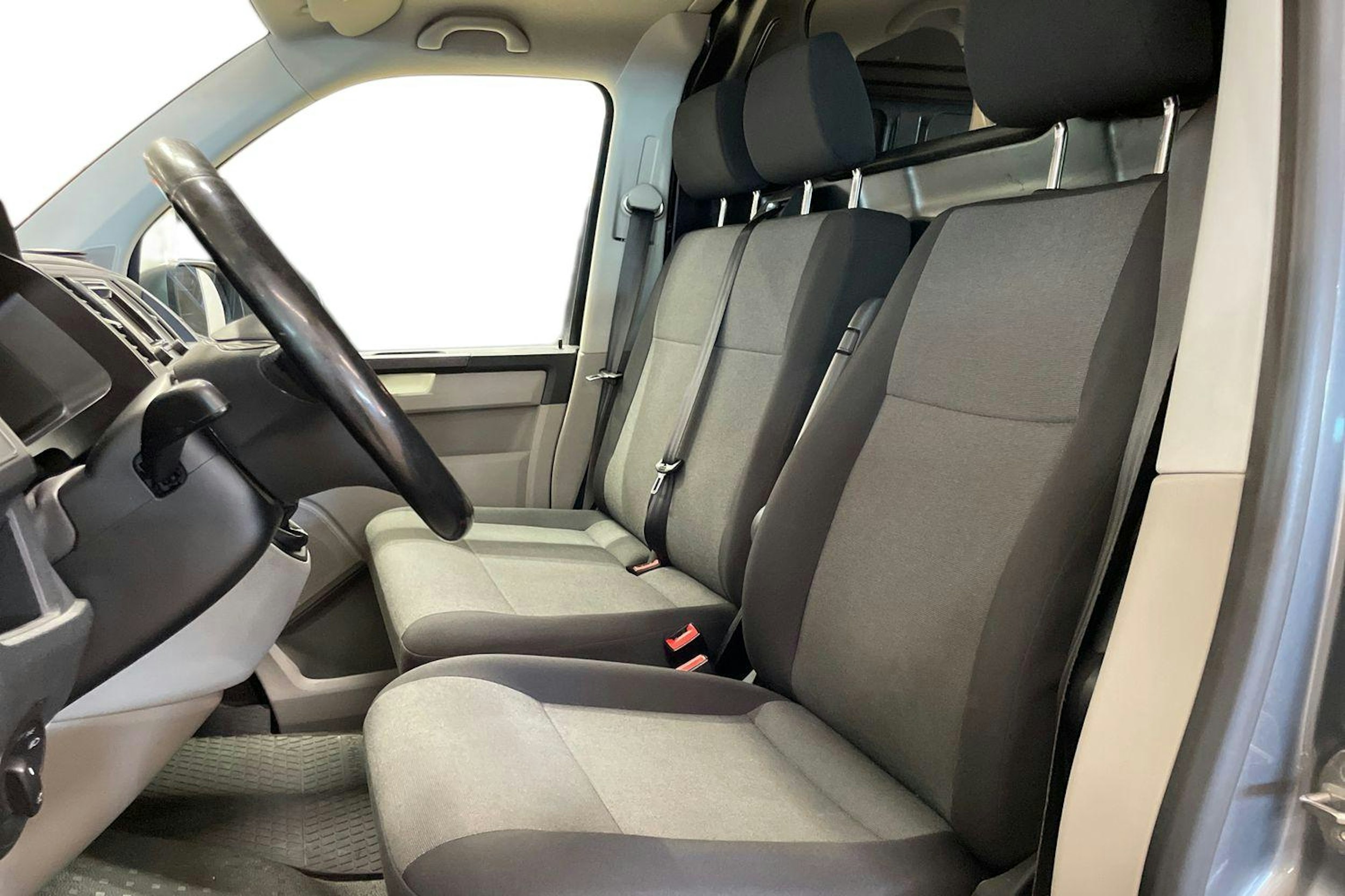 harmaa Volkswagen Transporter 2019 kuva 10.