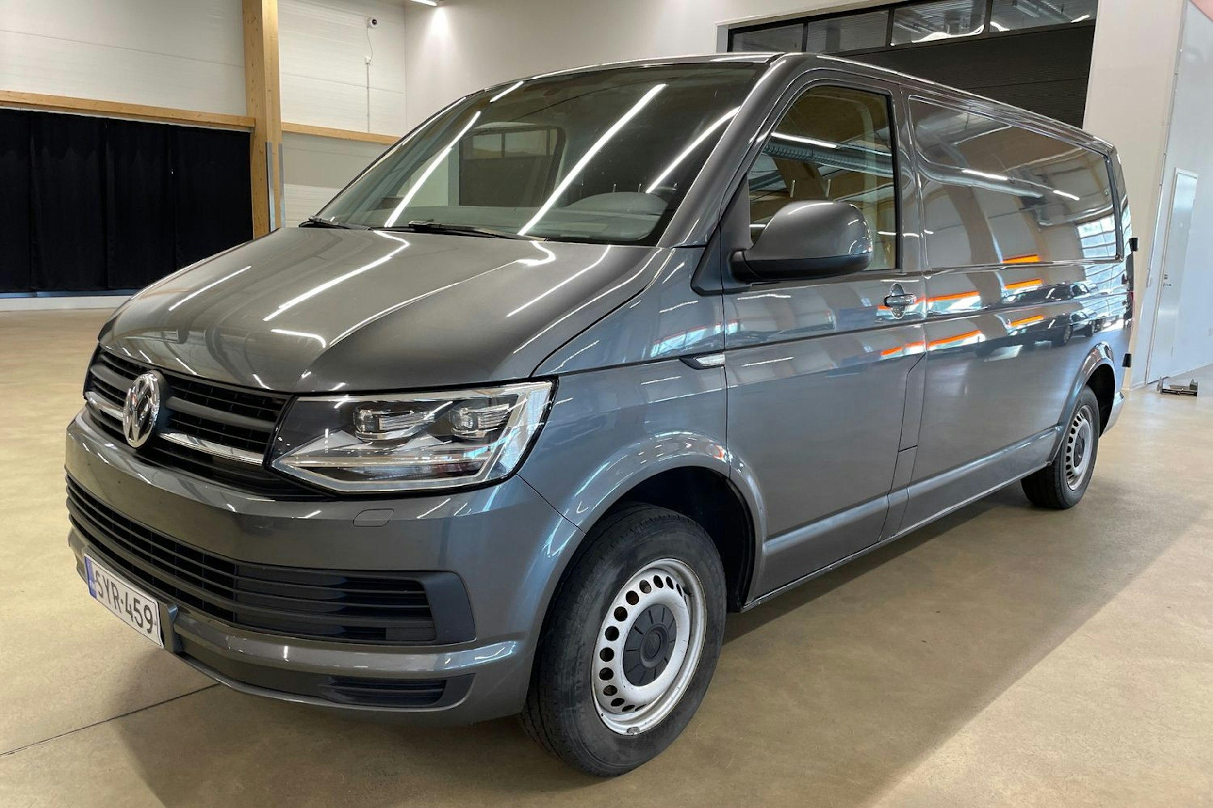harmaa Volkswagen Transporter 2019 kuva 13.