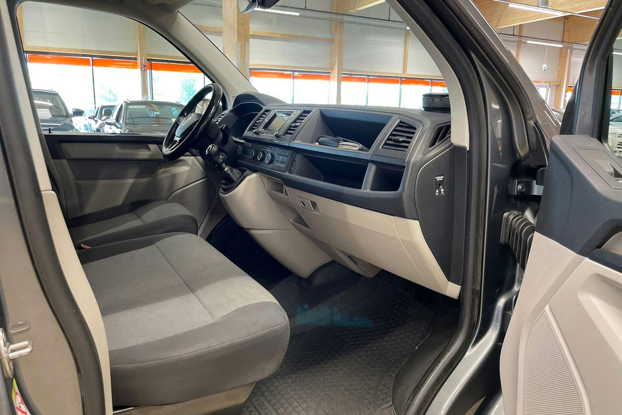harmaa Volkswagen Transporter 2019 kuva 15.
