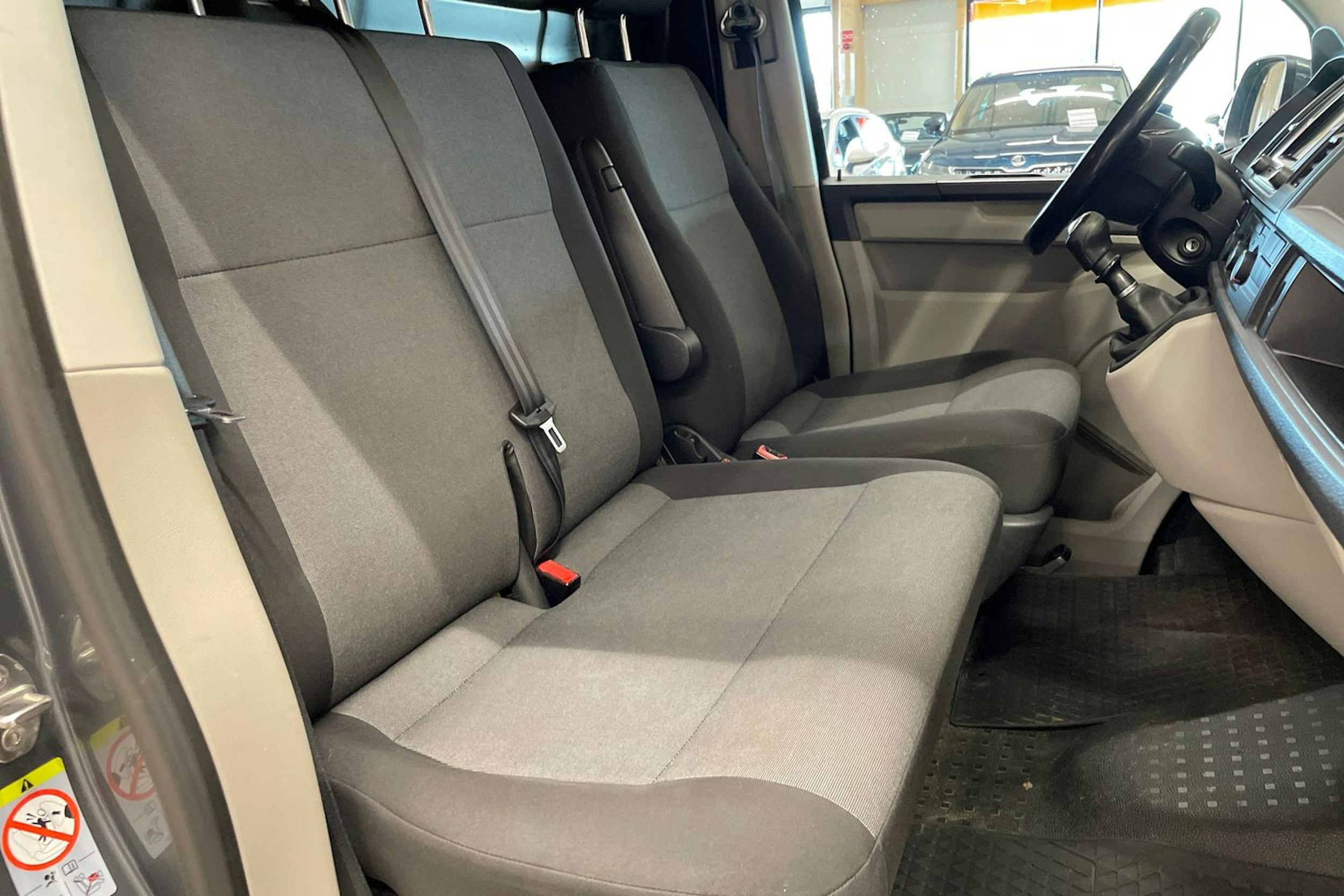 harmaa Volkswagen Transporter 2019 kuva 16.