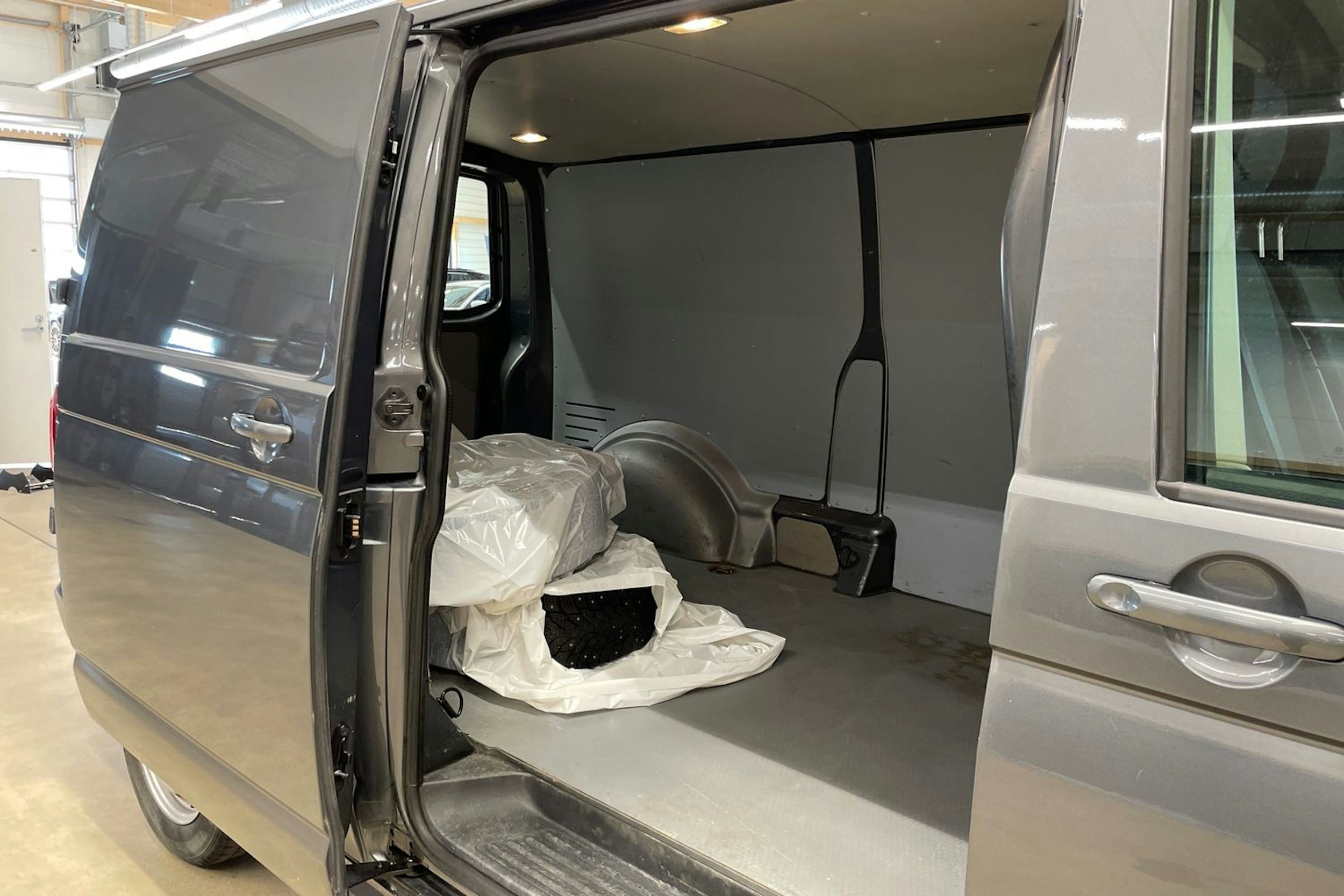 harmaa Volkswagen Transporter 2019 kuva 17.