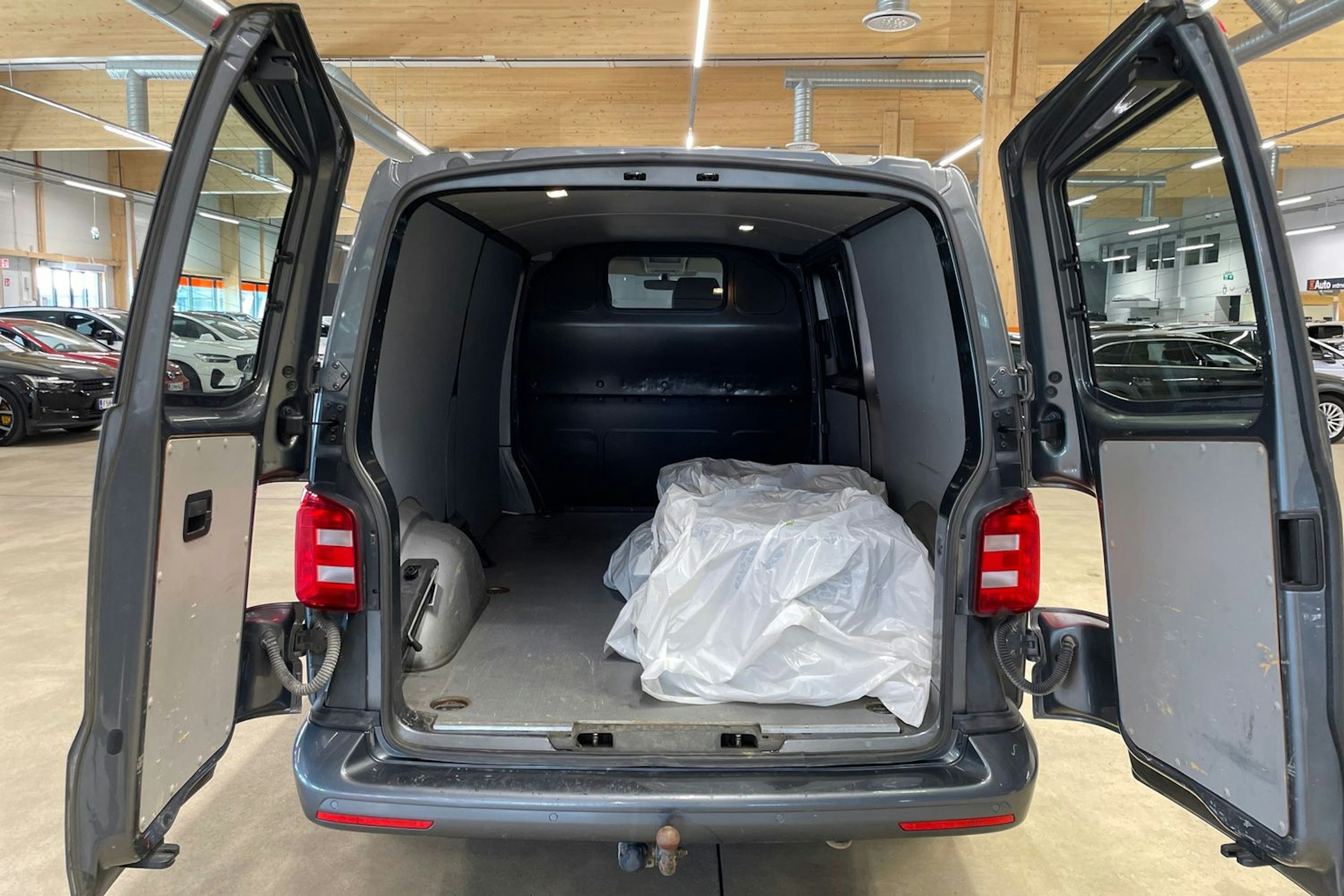 harmaa Volkswagen Transporter 2019 kuva 19.