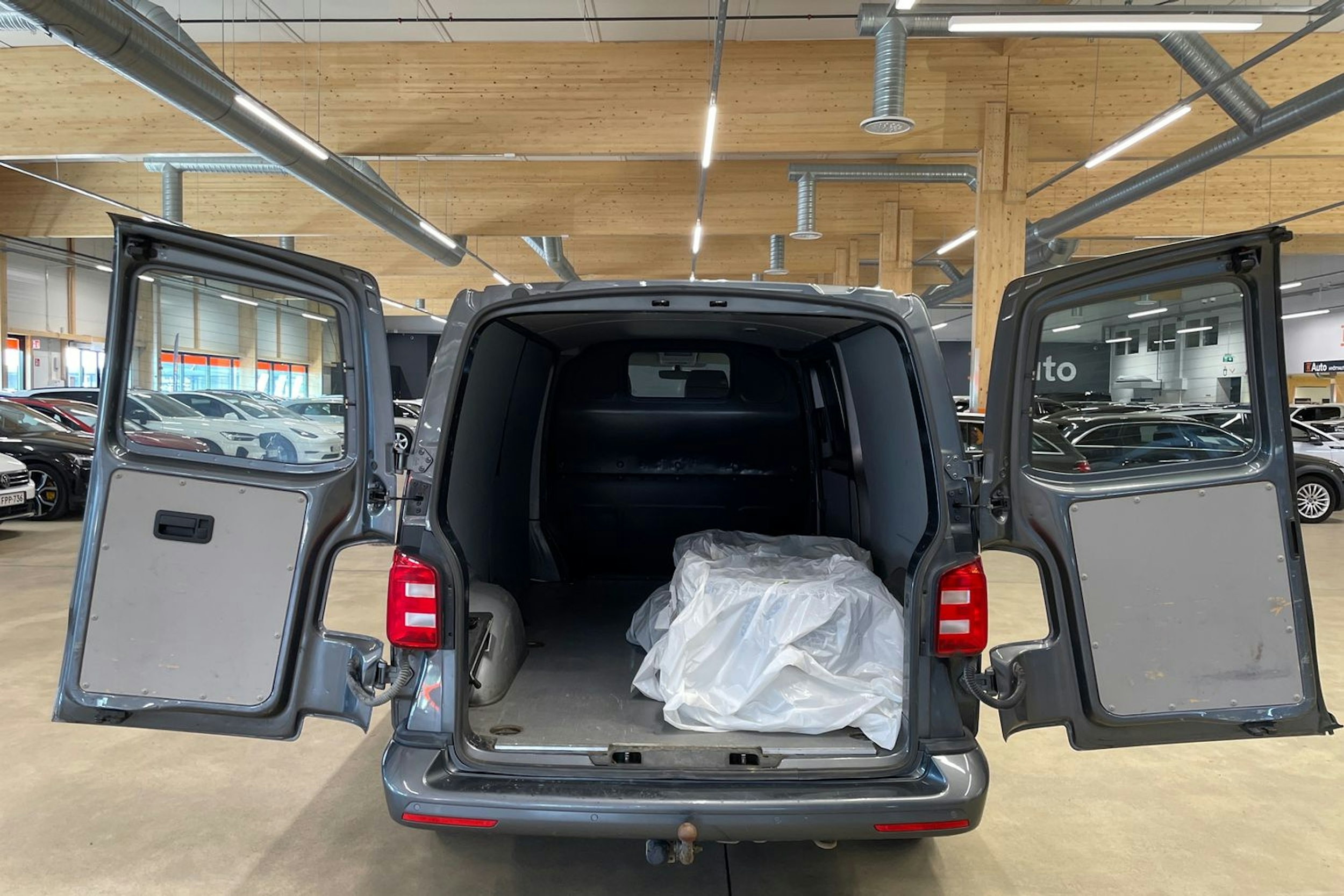 harmaa Volkswagen Transporter 2019 kuva 20.