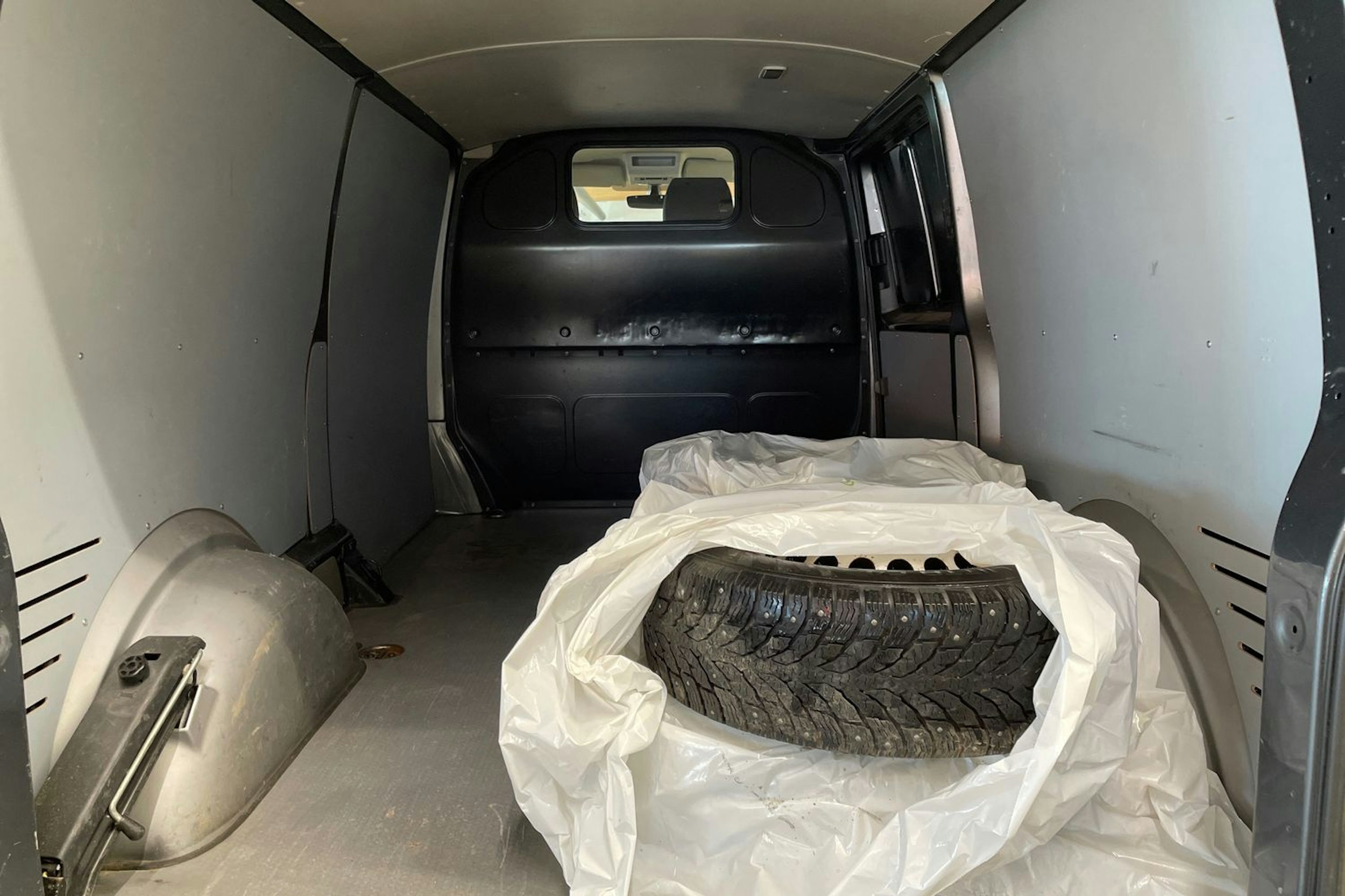 harmaa Volkswagen Transporter 2019 kuva 21.