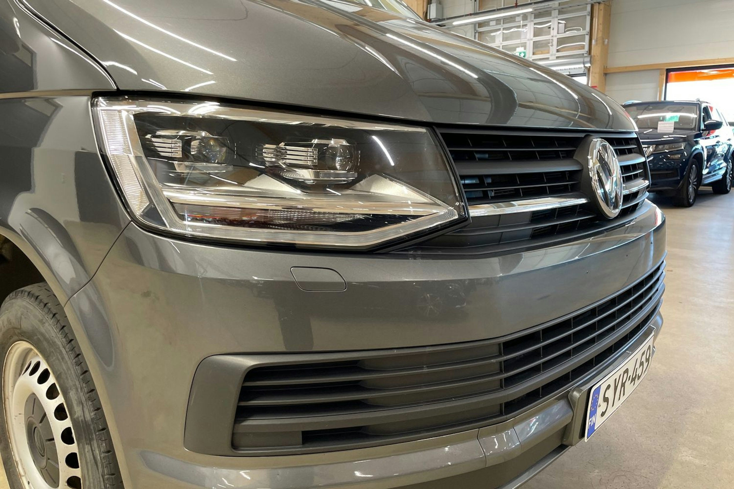 harmaa Volkswagen Transporter 2019 kuva 22.