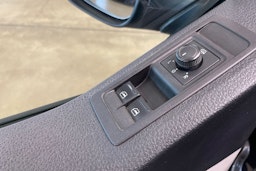 harmaa Volkswagen Transporter 2019 kuva 23.