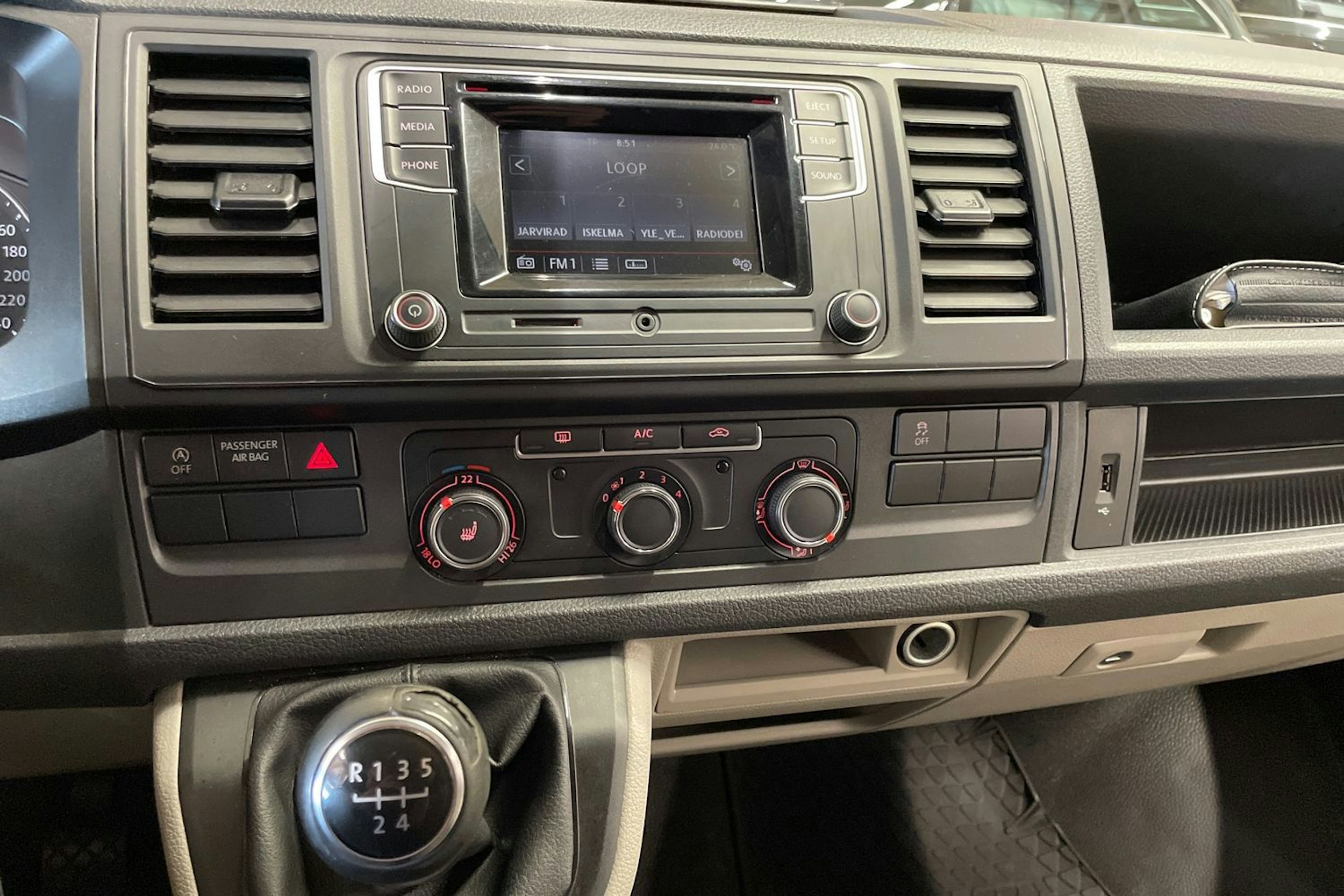 harmaa Volkswagen Transporter 2019 kuva 30.