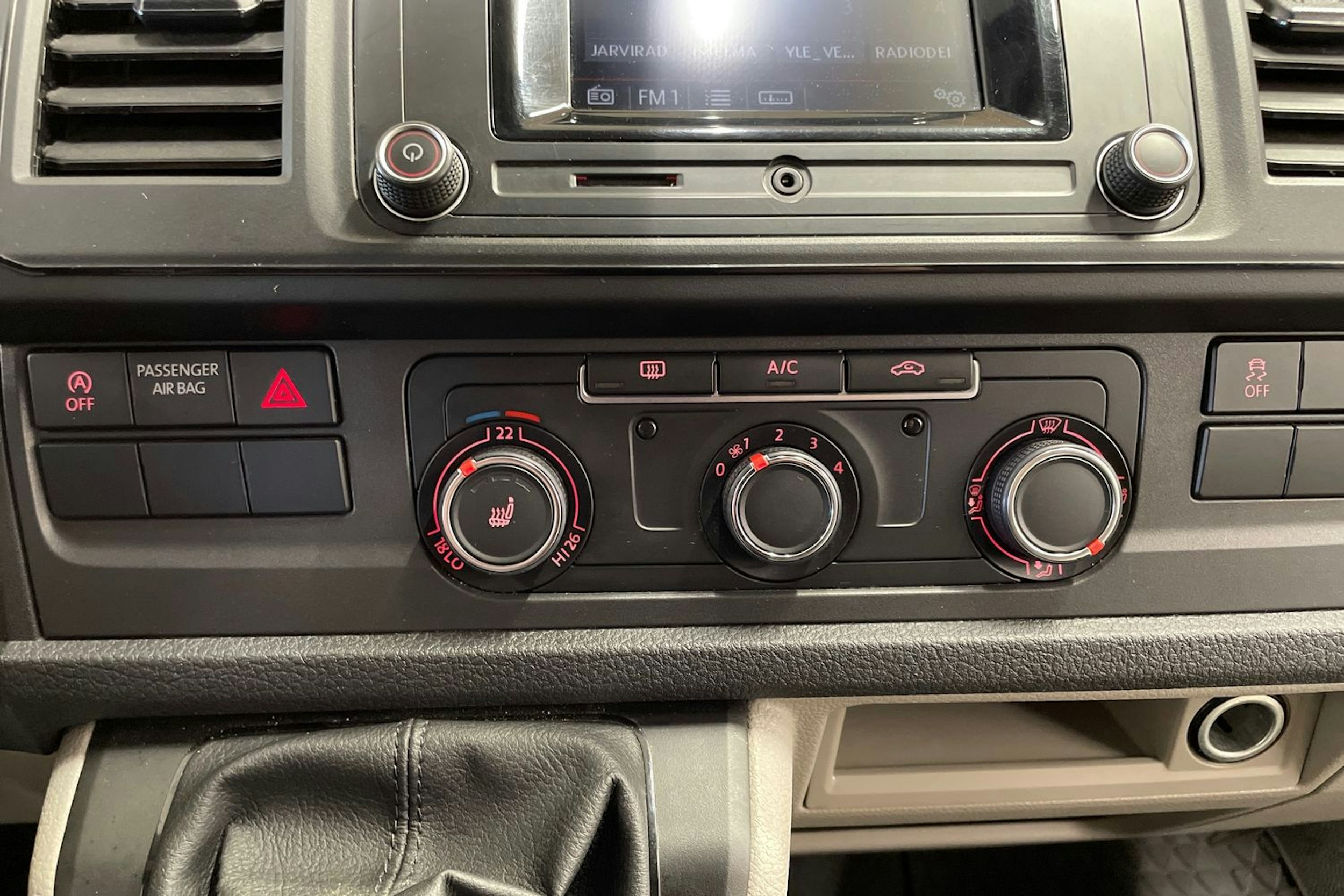harmaa Volkswagen Transporter 2019 kuva 31.