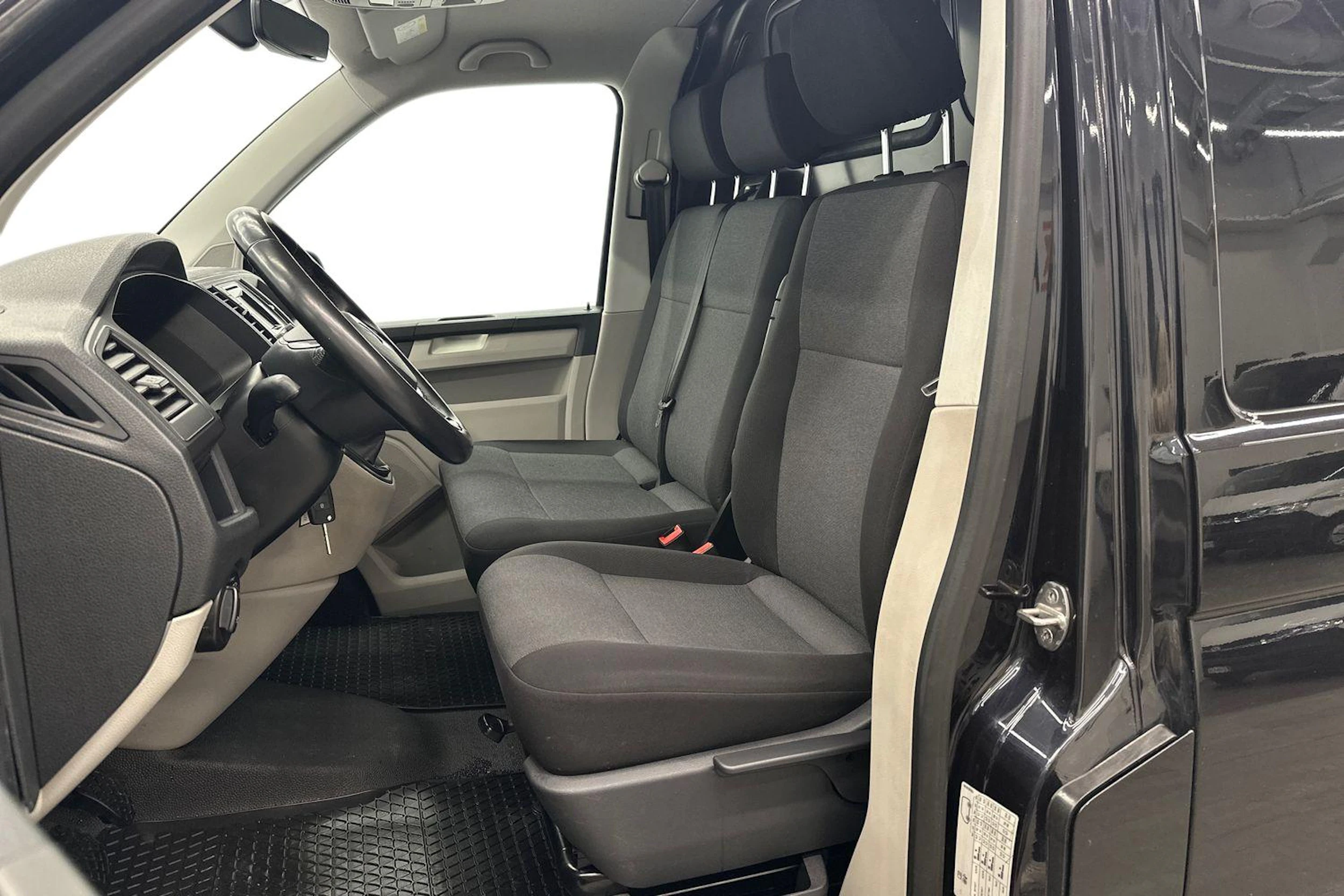 musta Volkswagen Transporter 2019 kuva 8.
