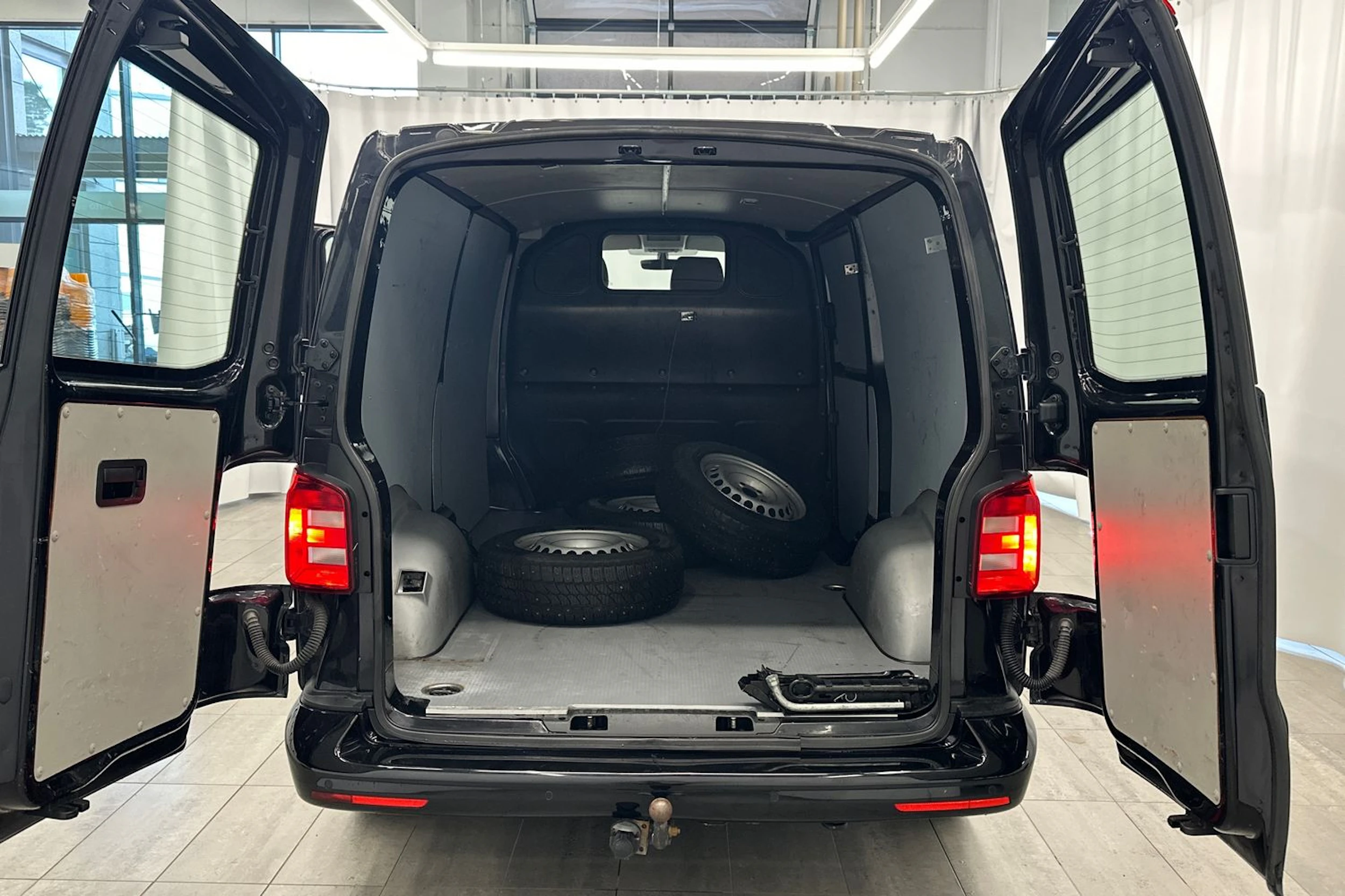 musta Volkswagen Transporter 2019 kuva 10.