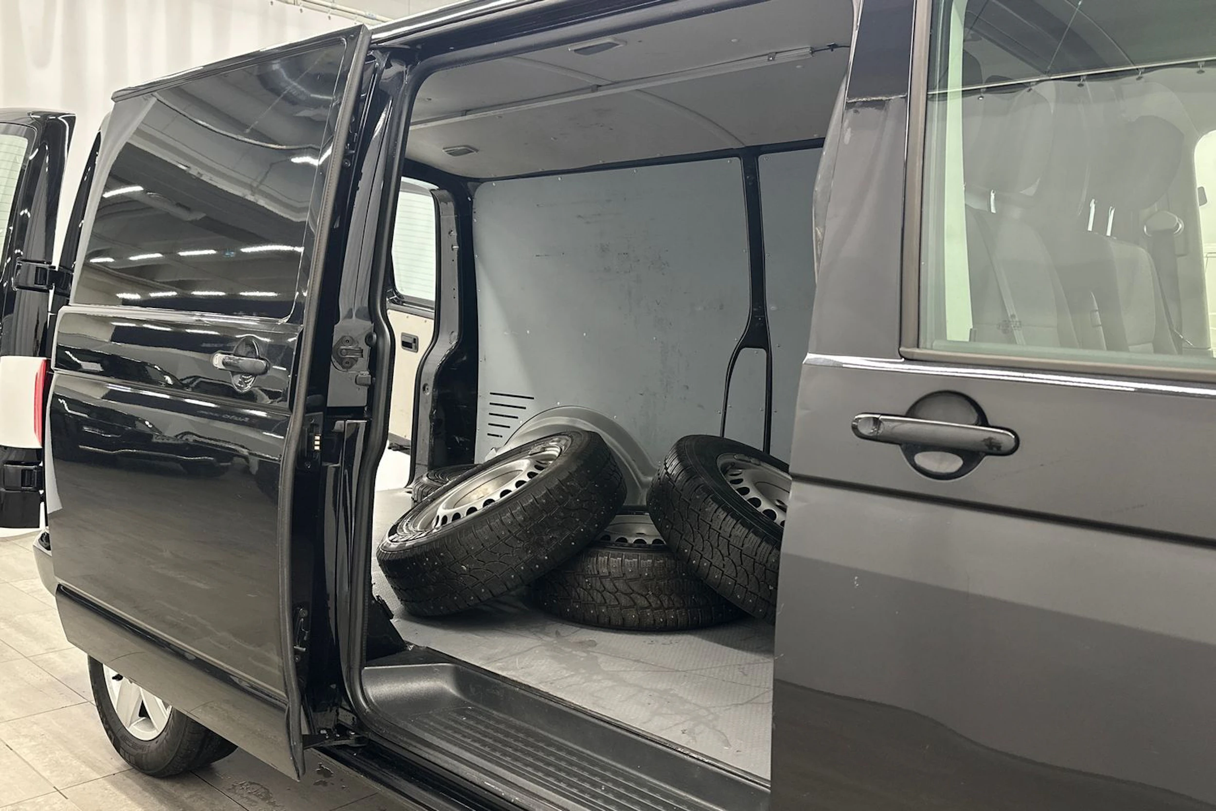 musta Volkswagen Transporter 2019 kuva 11.