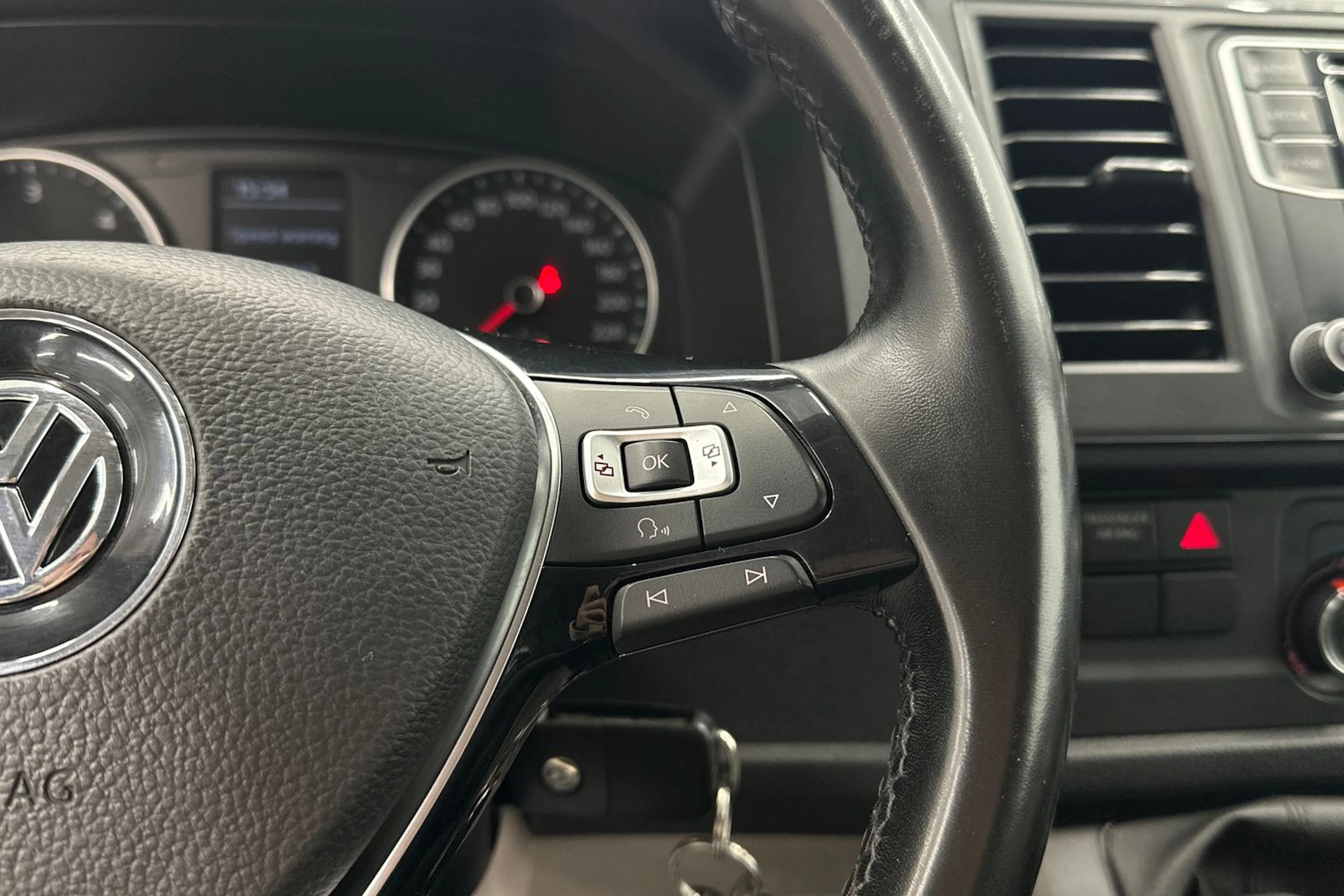 musta Volkswagen Transporter 2019 kuva 13.