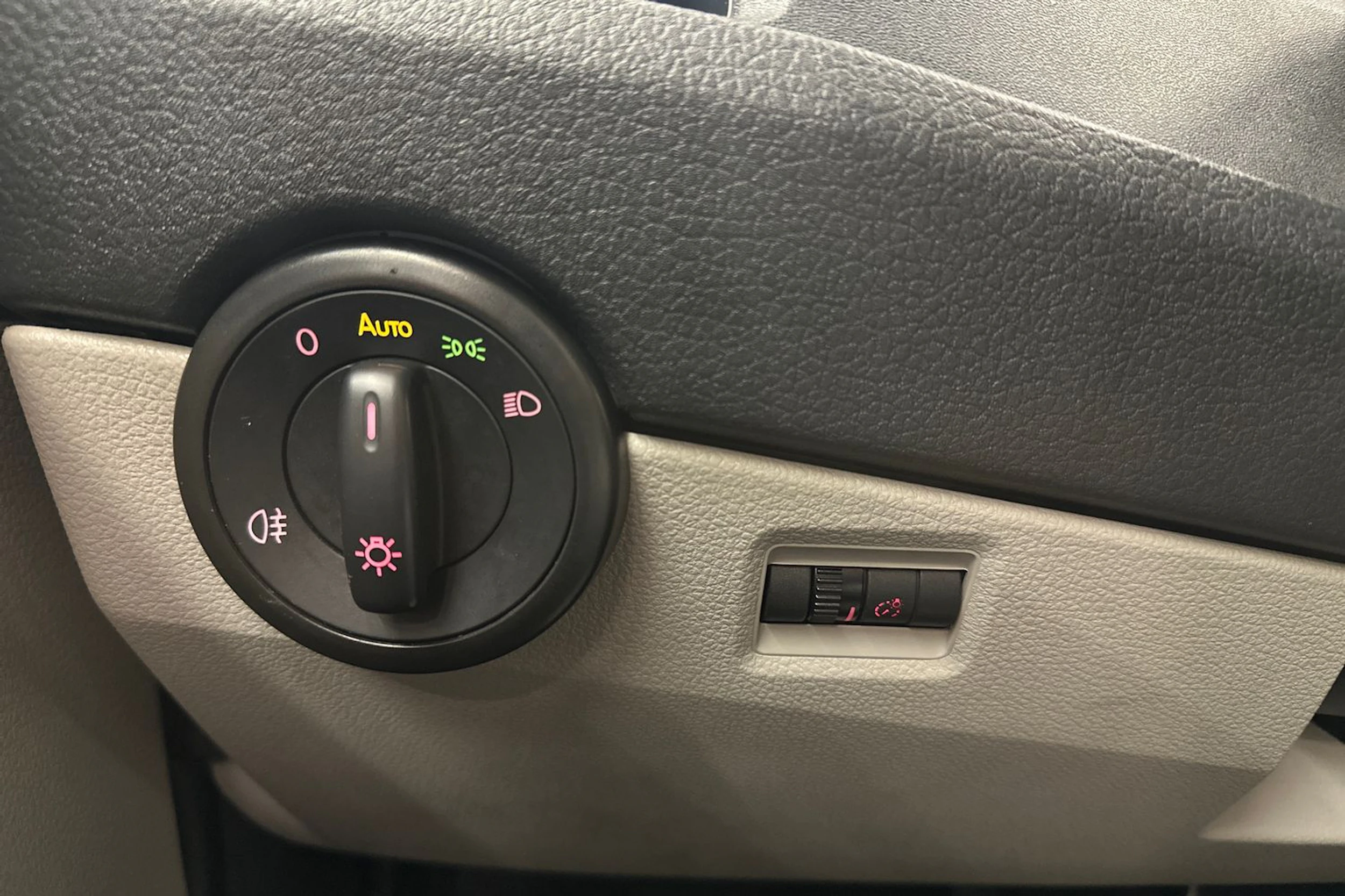 musta Volkswagen Transporter 2019 kuva 15.