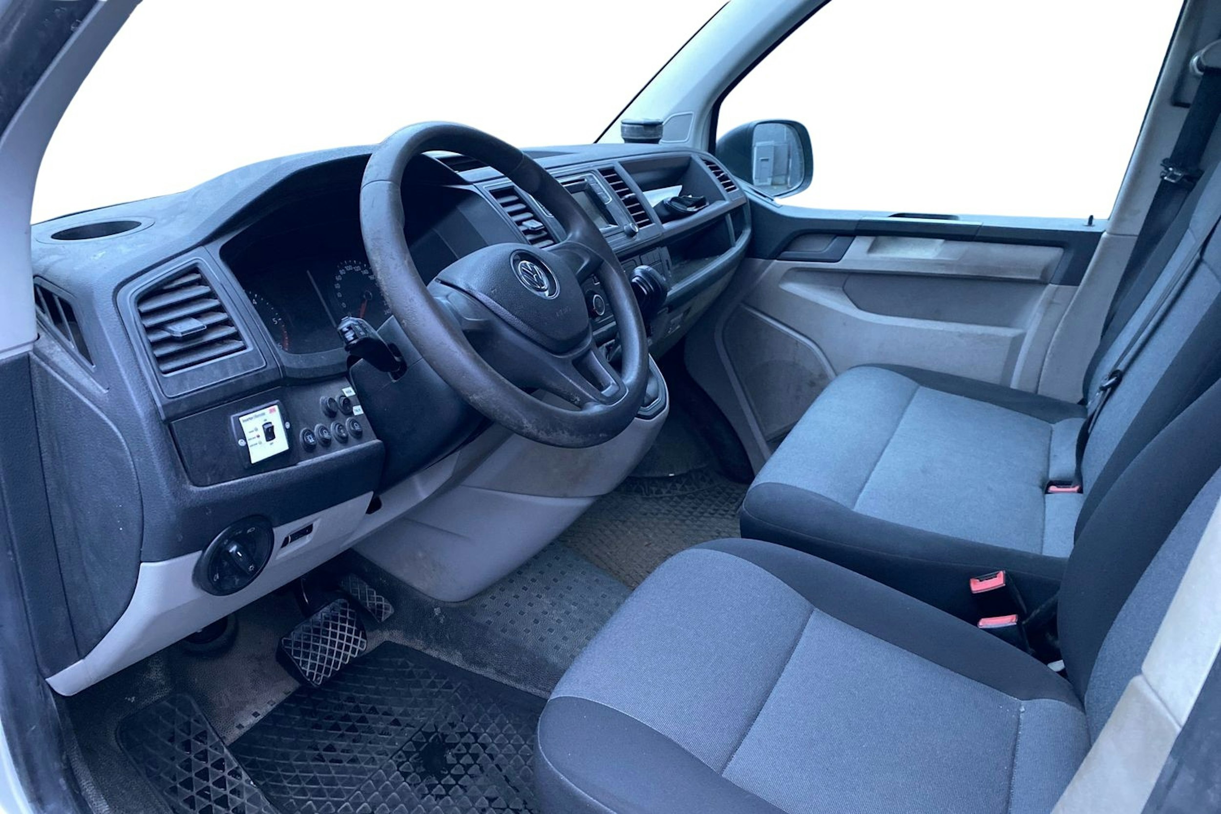 valkoinen Volkswagen Transporter 2019 kuva 3.