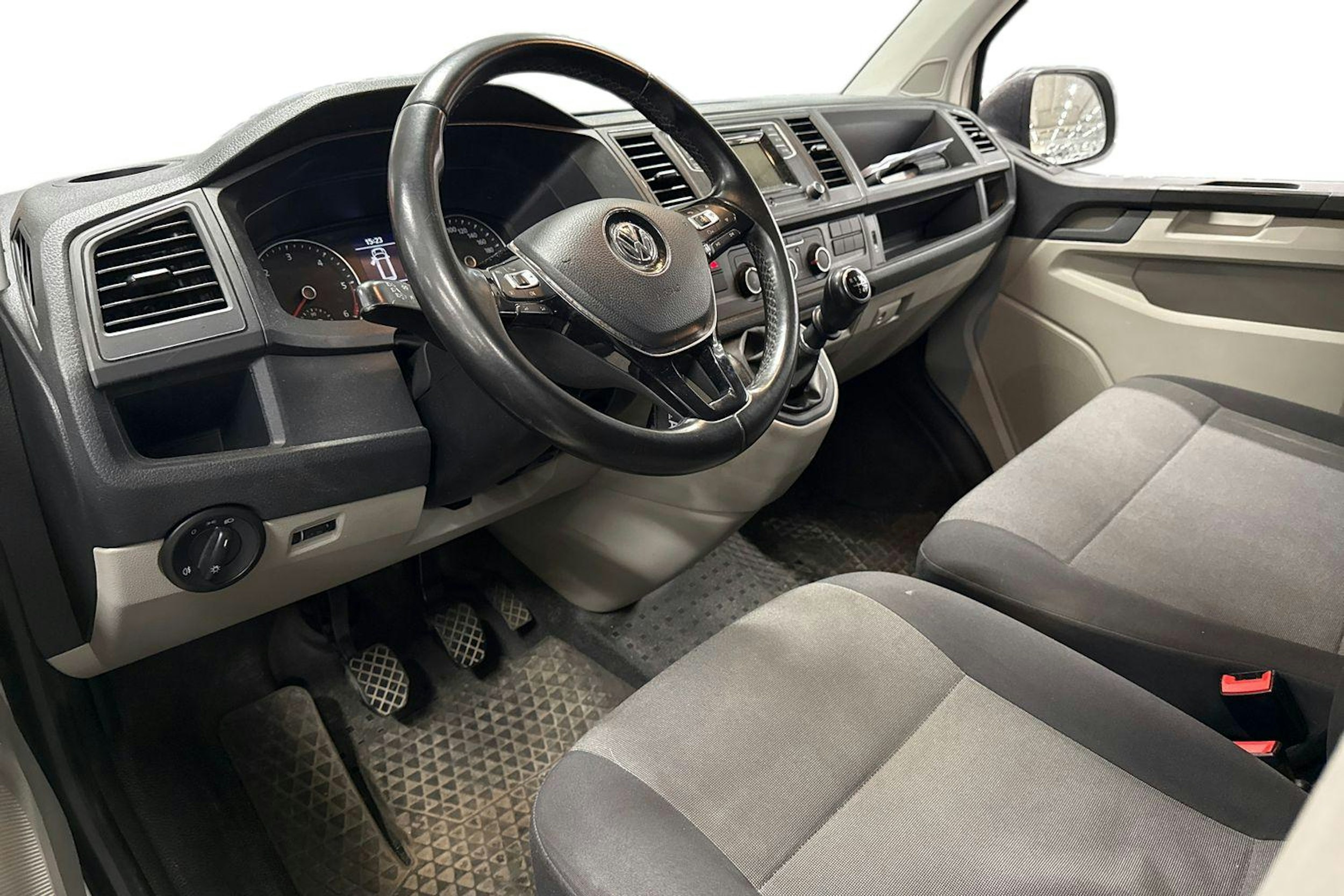 valkoinen Volkswagen Transporter 2019 kuva 3.