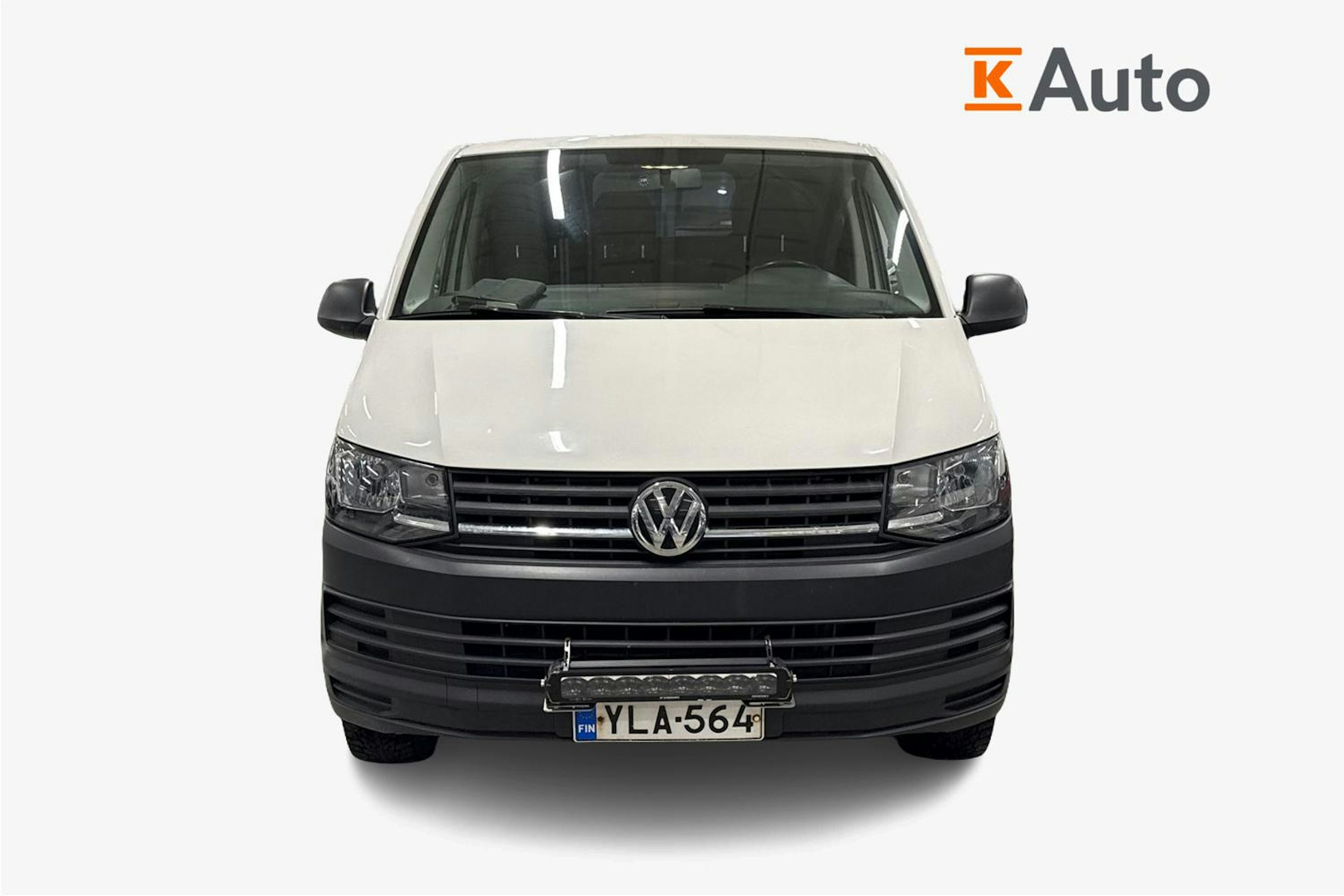 valkoinen Volkswagen Transporter 2019 kuva 5.