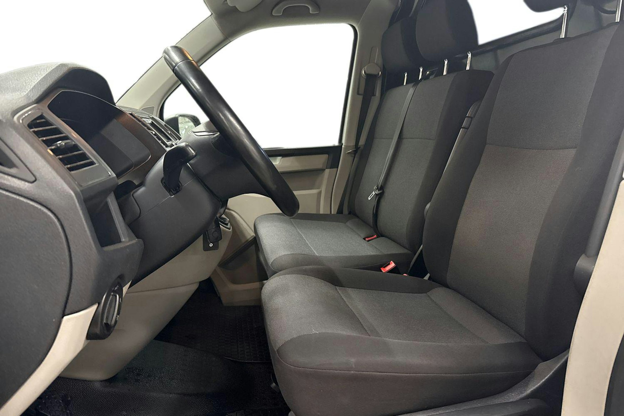 valkoinen Volkswagen Transporter 2019 kuva 8.